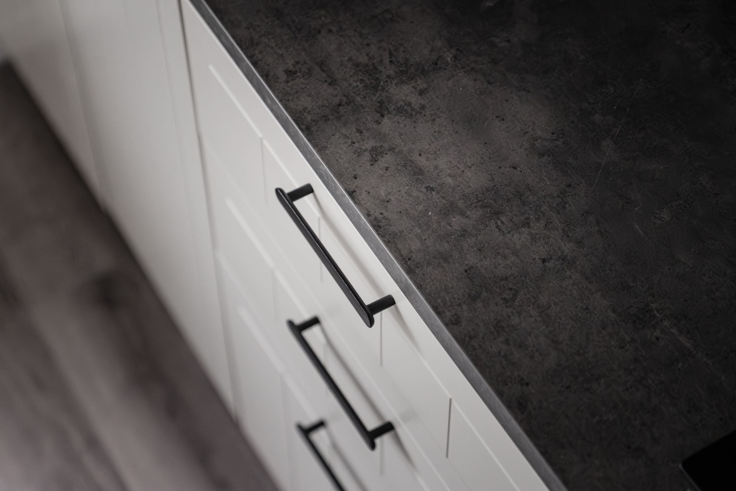 Rymlig förvaring och lång bänkskiva med gott om arbetsyta