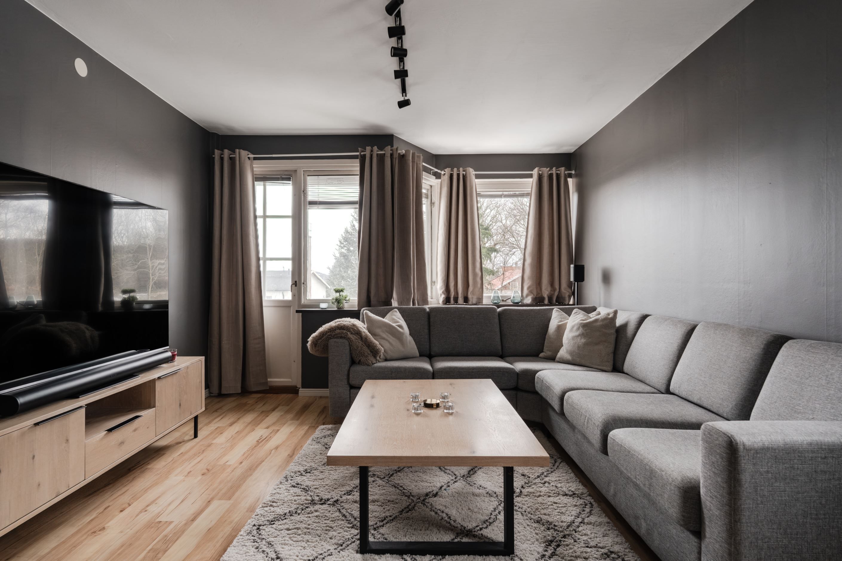 Ett stort vardagsrum med balkong