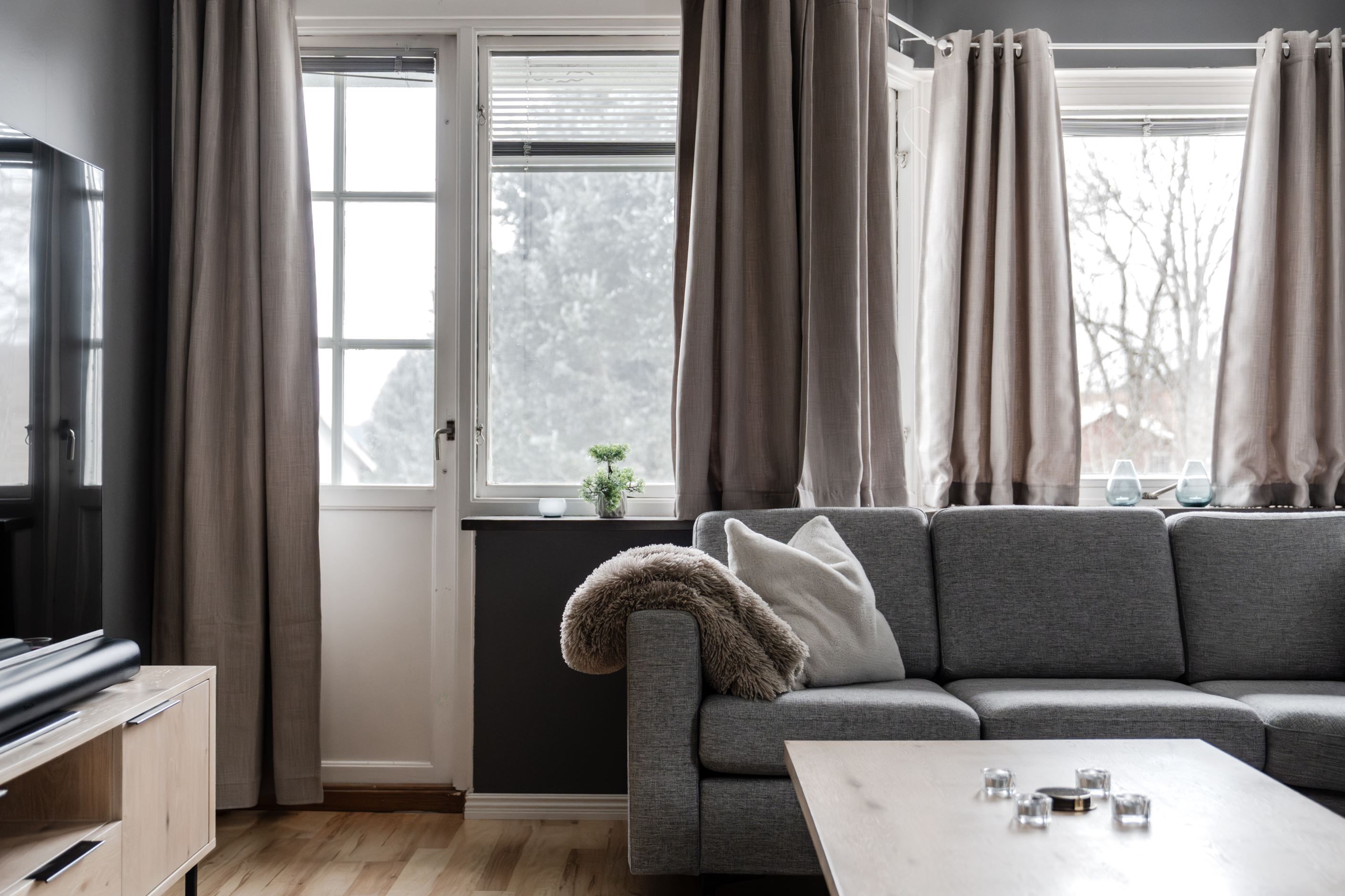 Stora fönster som fyller rummet med naturligt ljus