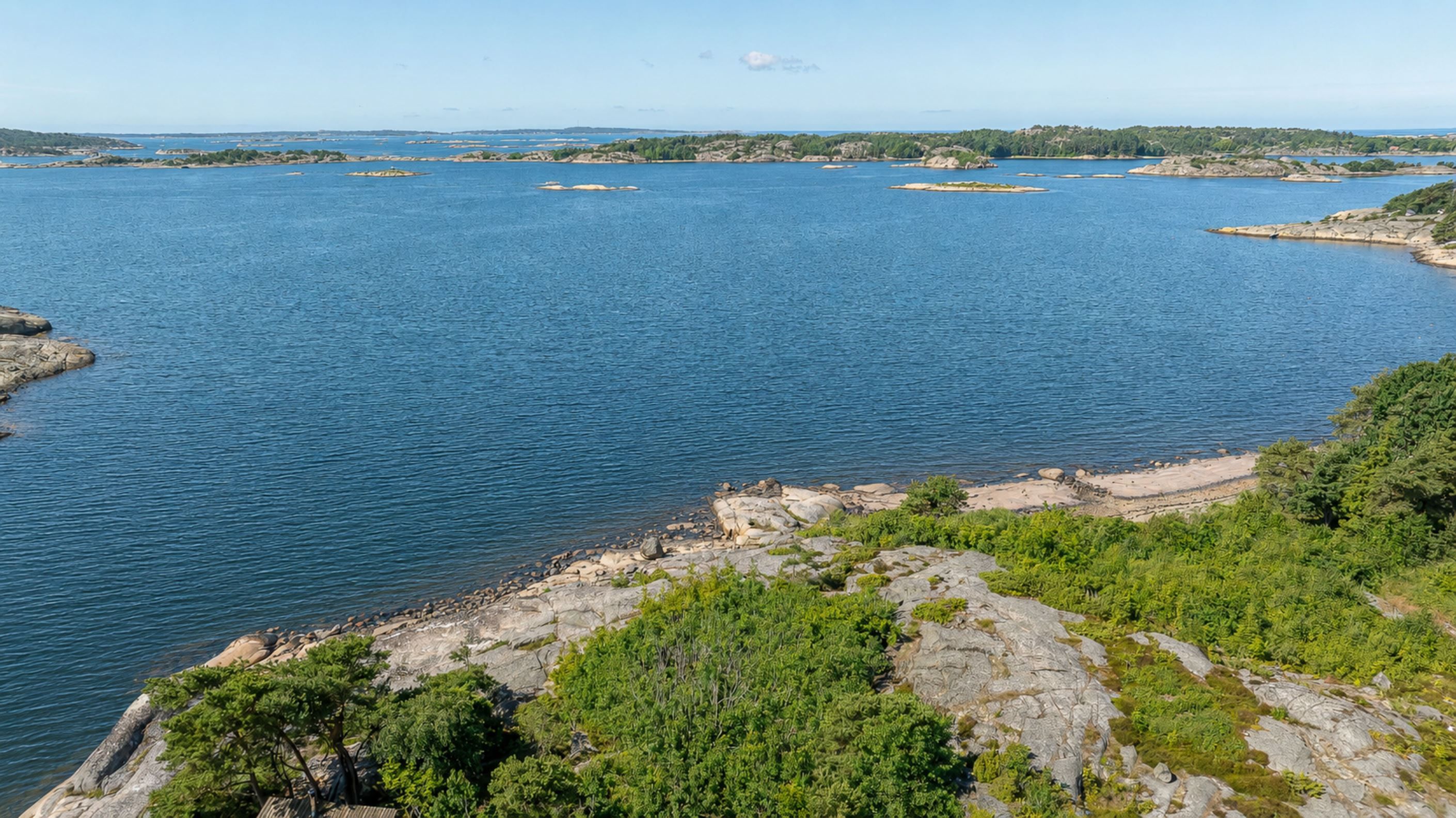 Med en kort promenad når man badklippor och sandstrand