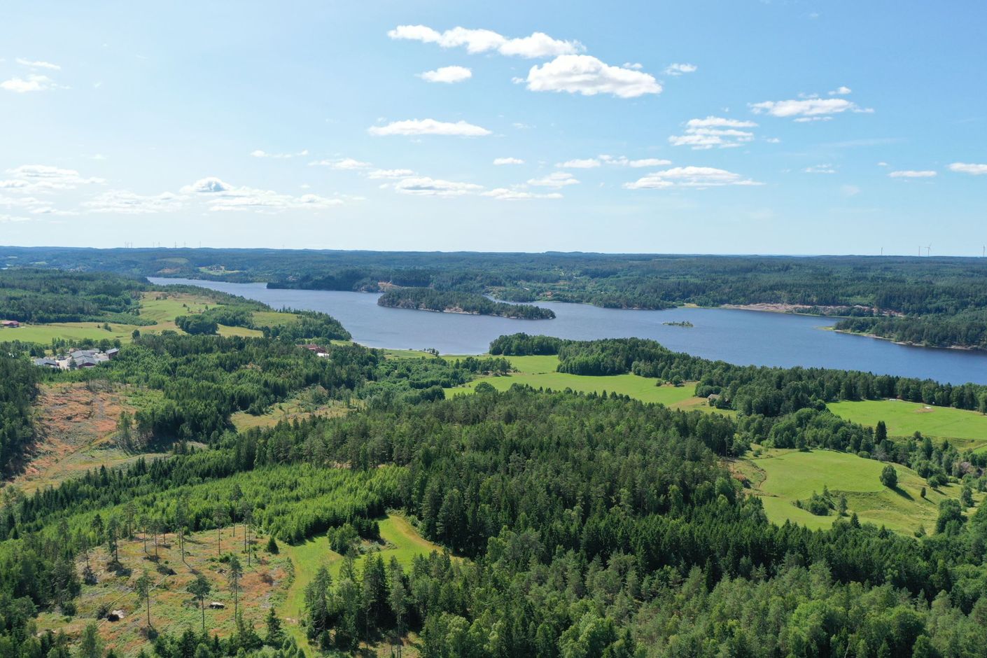Närheten till Bullarersjön erbjuder en underbar kombination av skog och sjö!