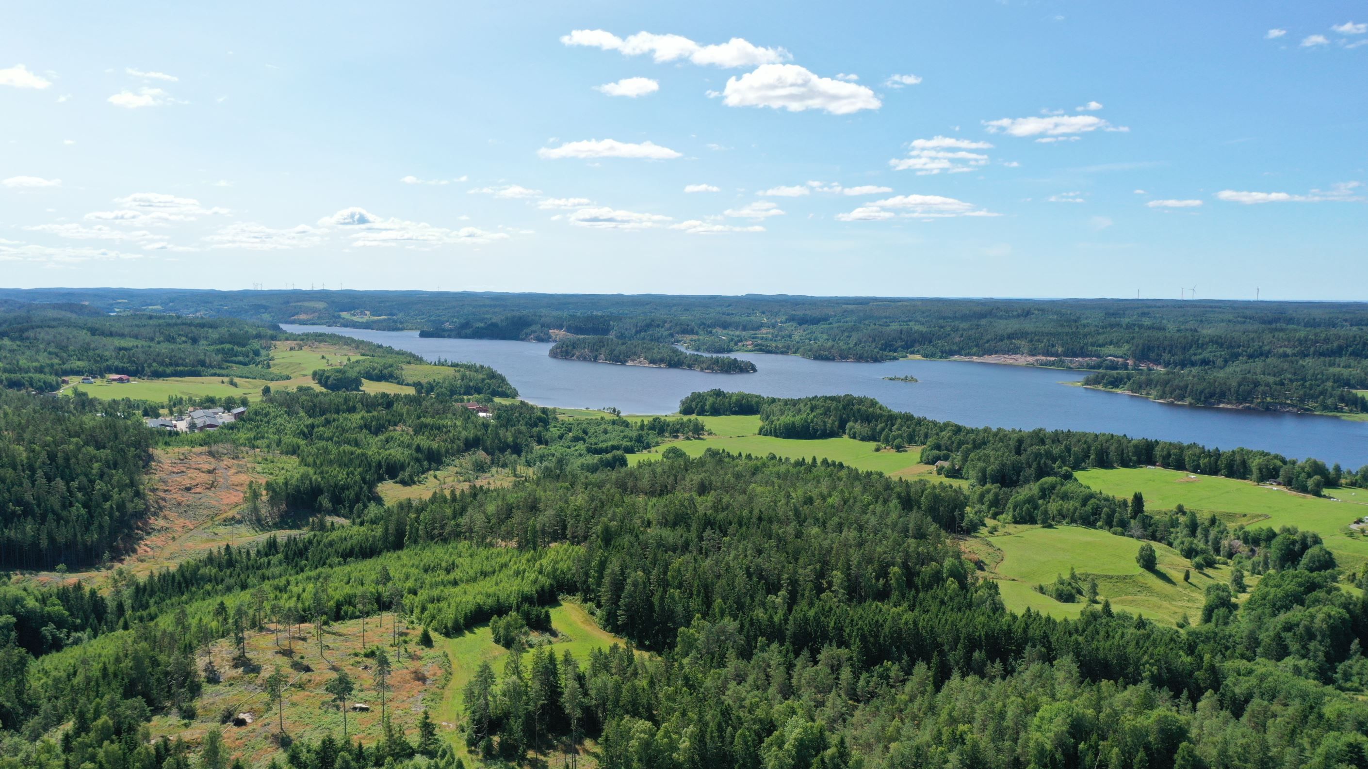 Närheten till Bullarersjön erbjuder en underbar kombination av skog och sjö!