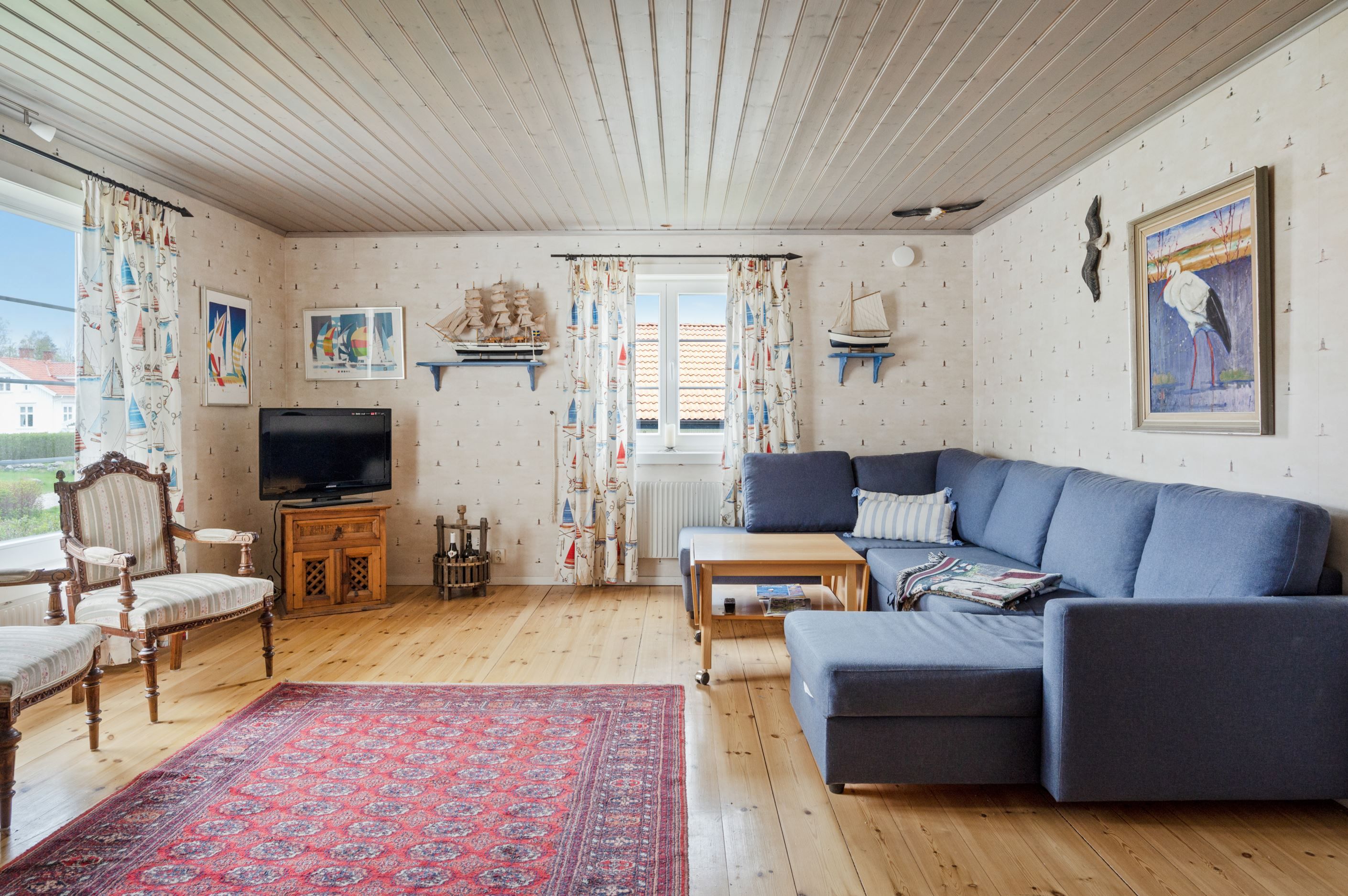 Vardagsrummet med härligt ljusinsläpp