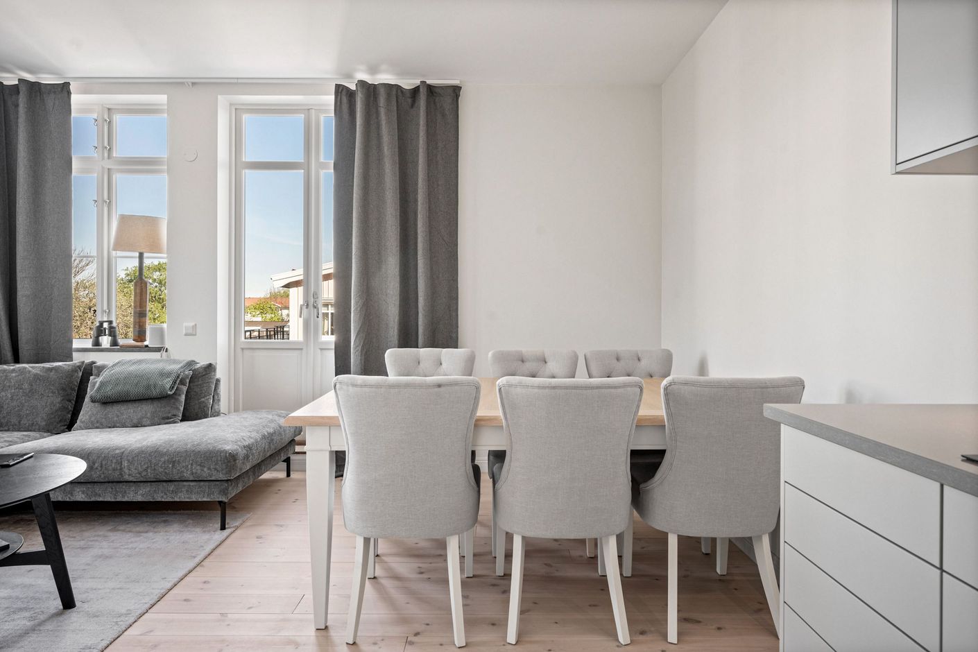 Vardagsrummet ger plats för soffa och matbord