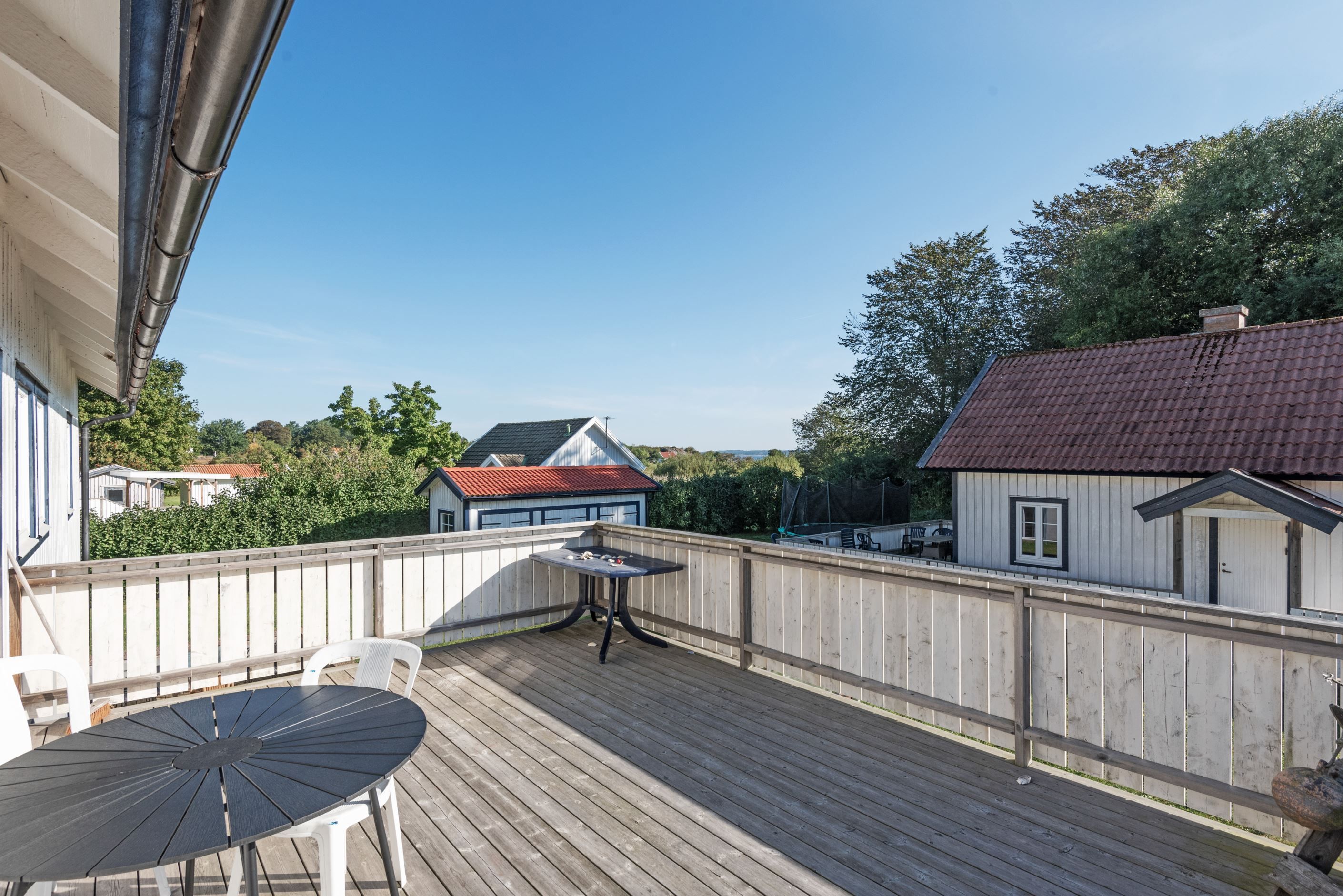 Framför ingången till övre våningens lägenhet finns en härlig altan med morgonsol