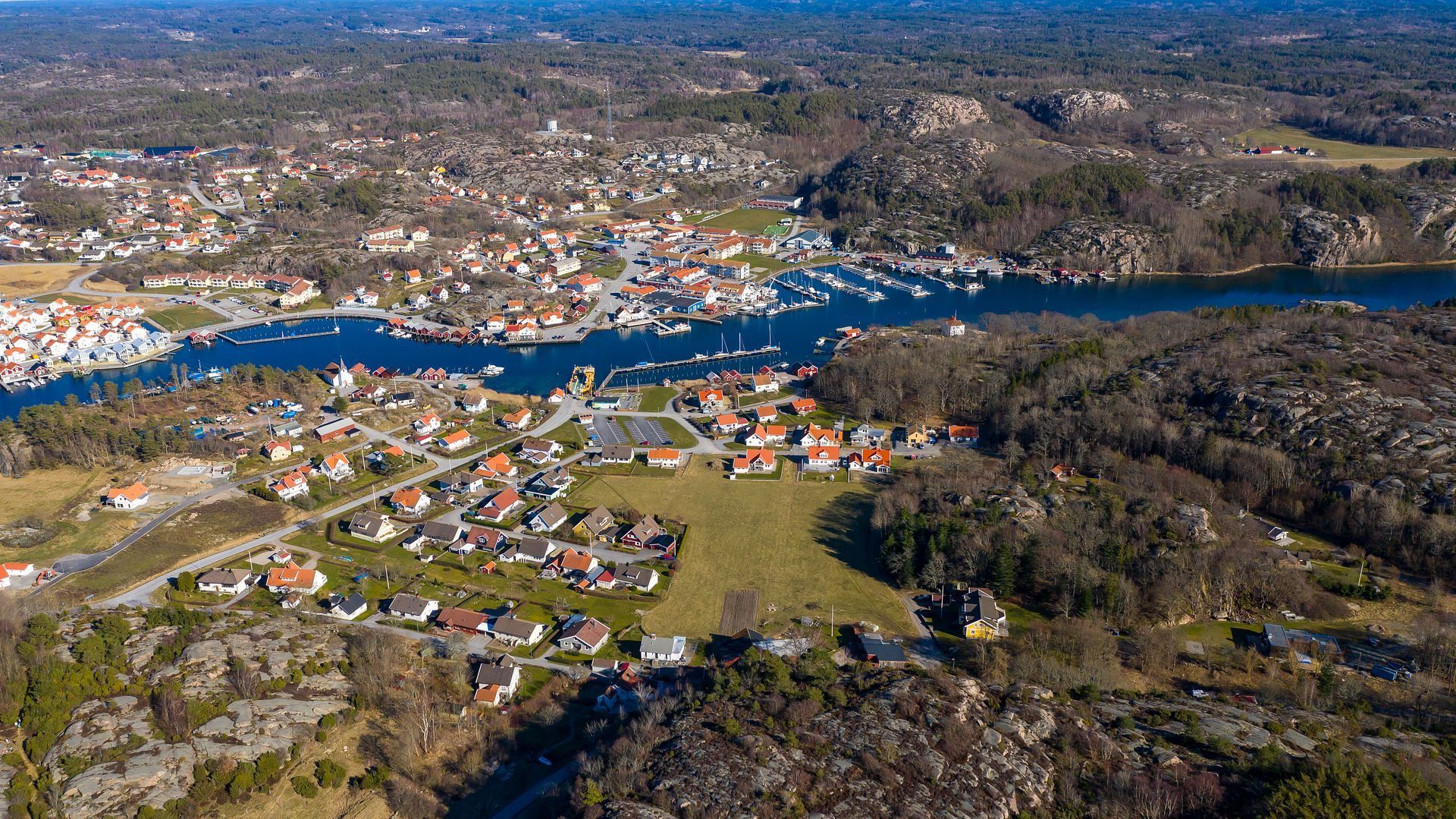Hamburgsund med Hamburgö i förgrunden