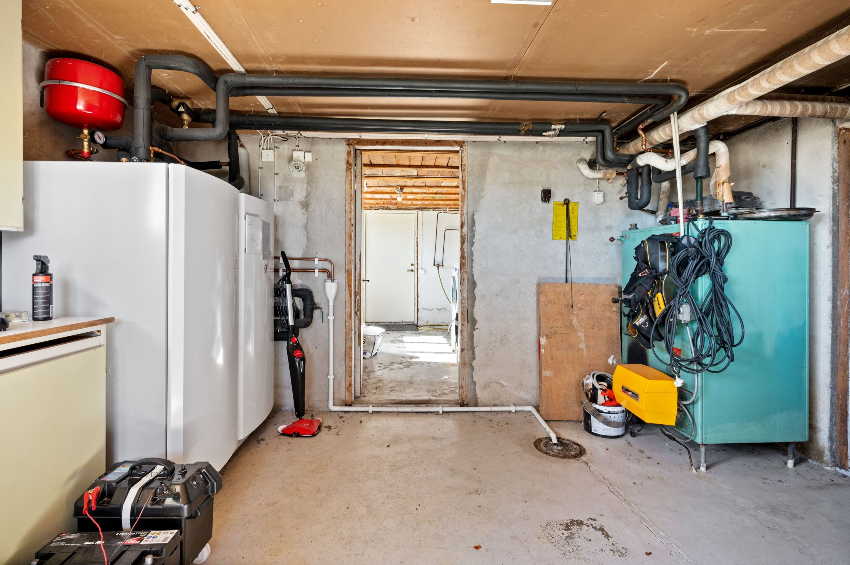 I källaren står bergvärmepumpen