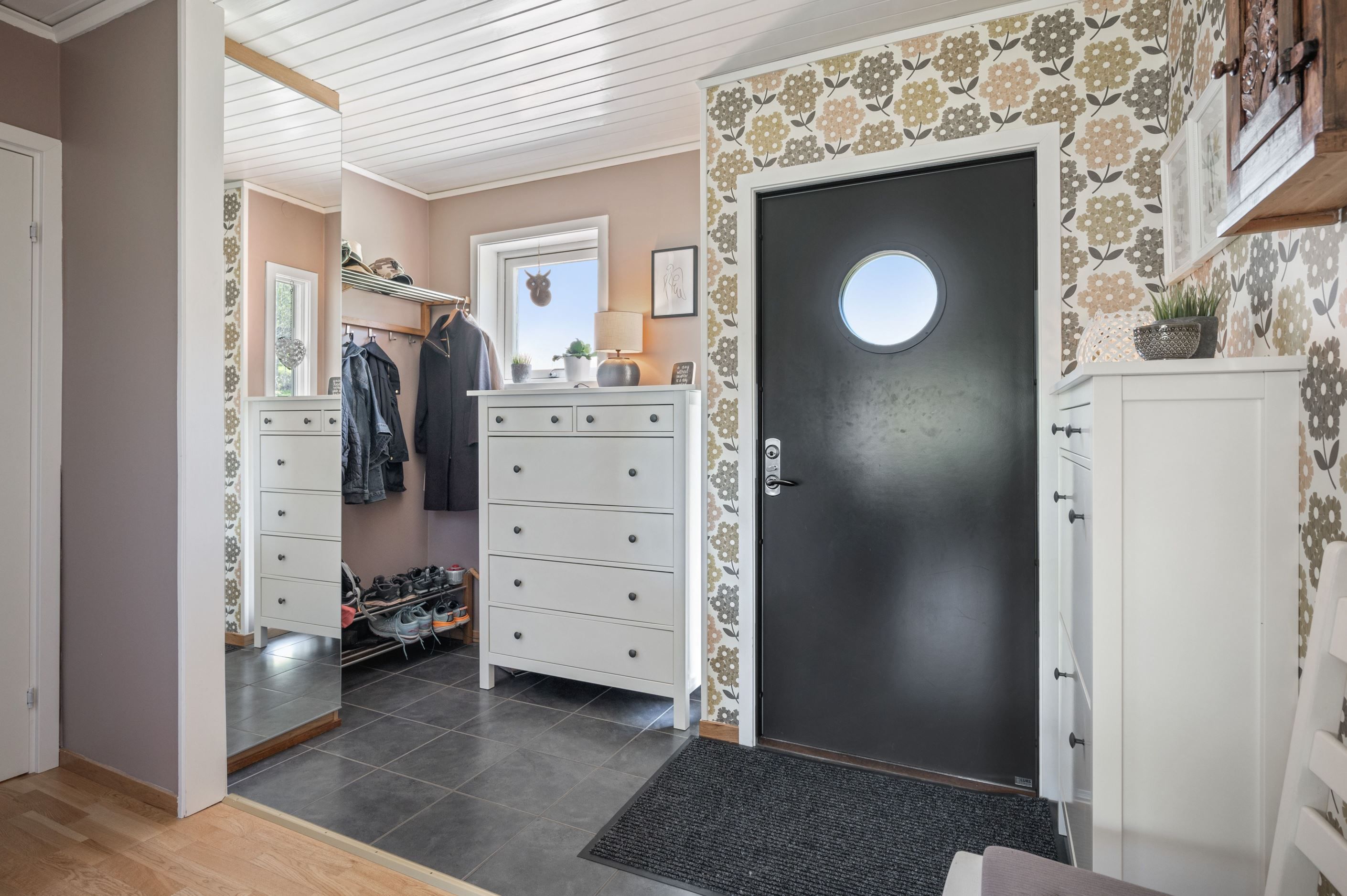 Här finns plats för hallmöbel och ytterkläder
