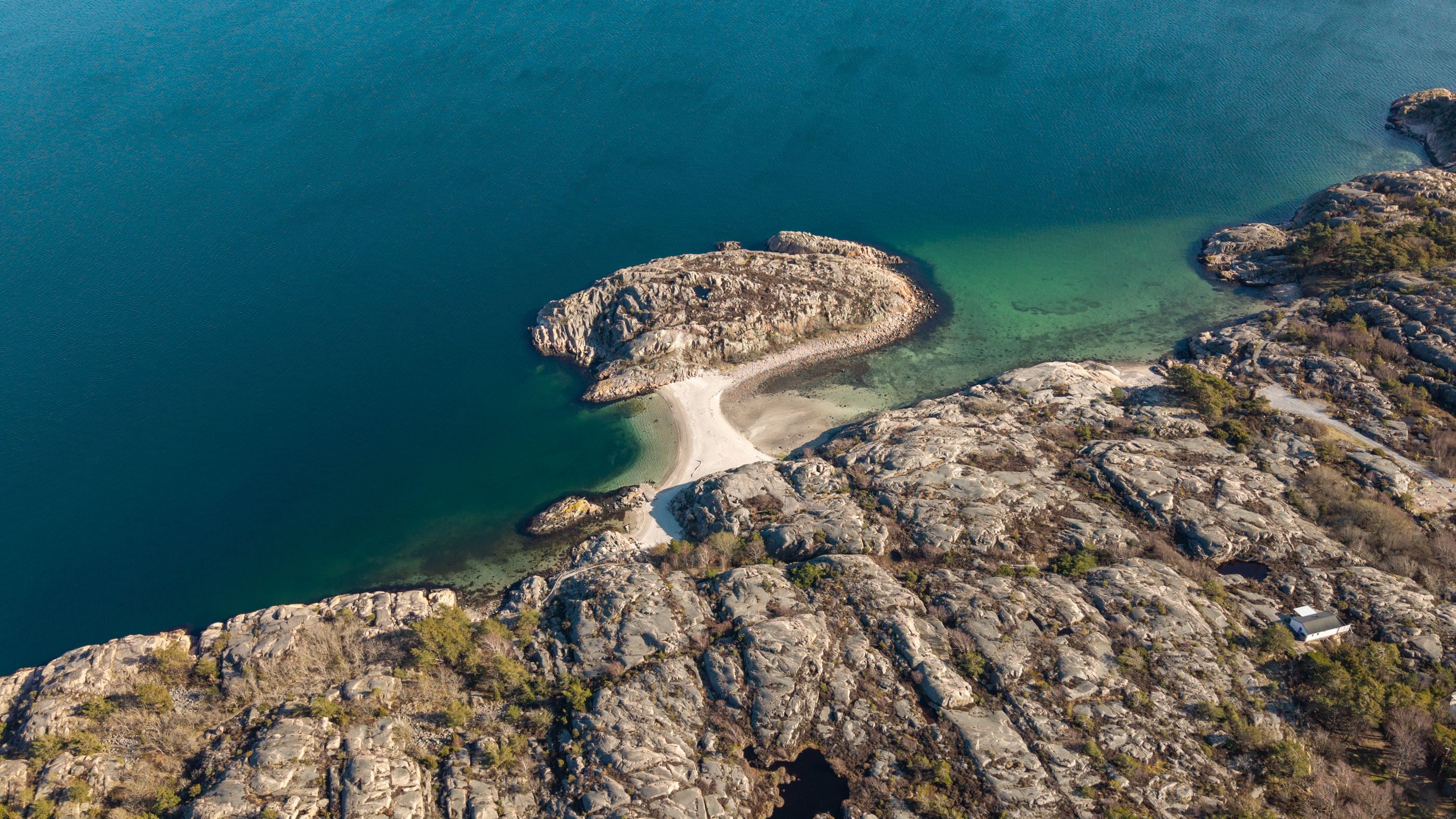 Stranden "Pärlane" nås via promenad eller en kort cykeltur från huset
