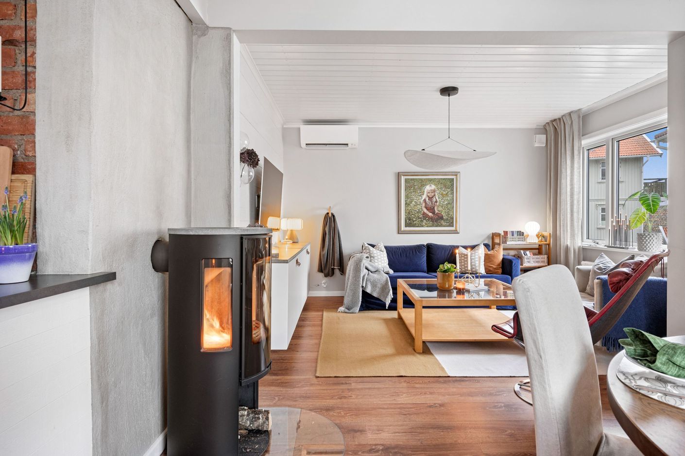 Hög mysfaktor med värmande kamin