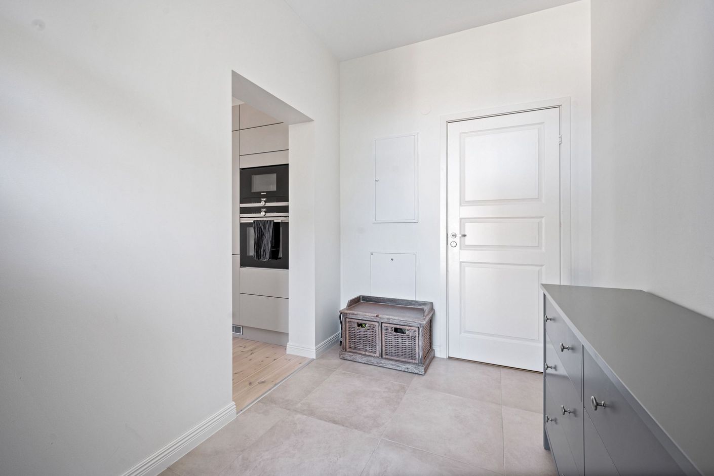 Hallen ger plats för hallmöbel