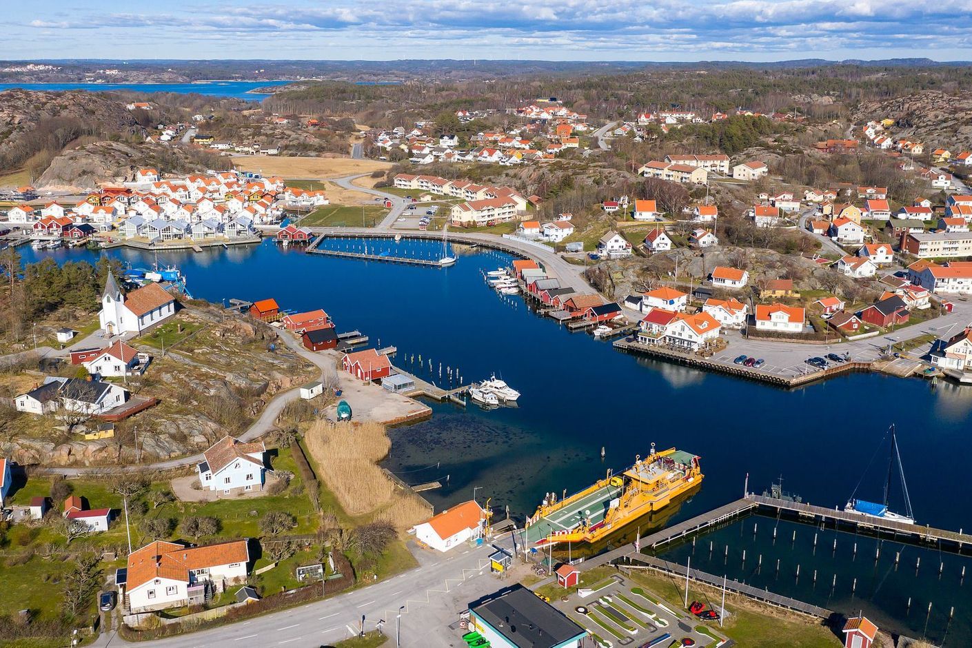 Hamburgsund med Hamburgö i förgrunden
