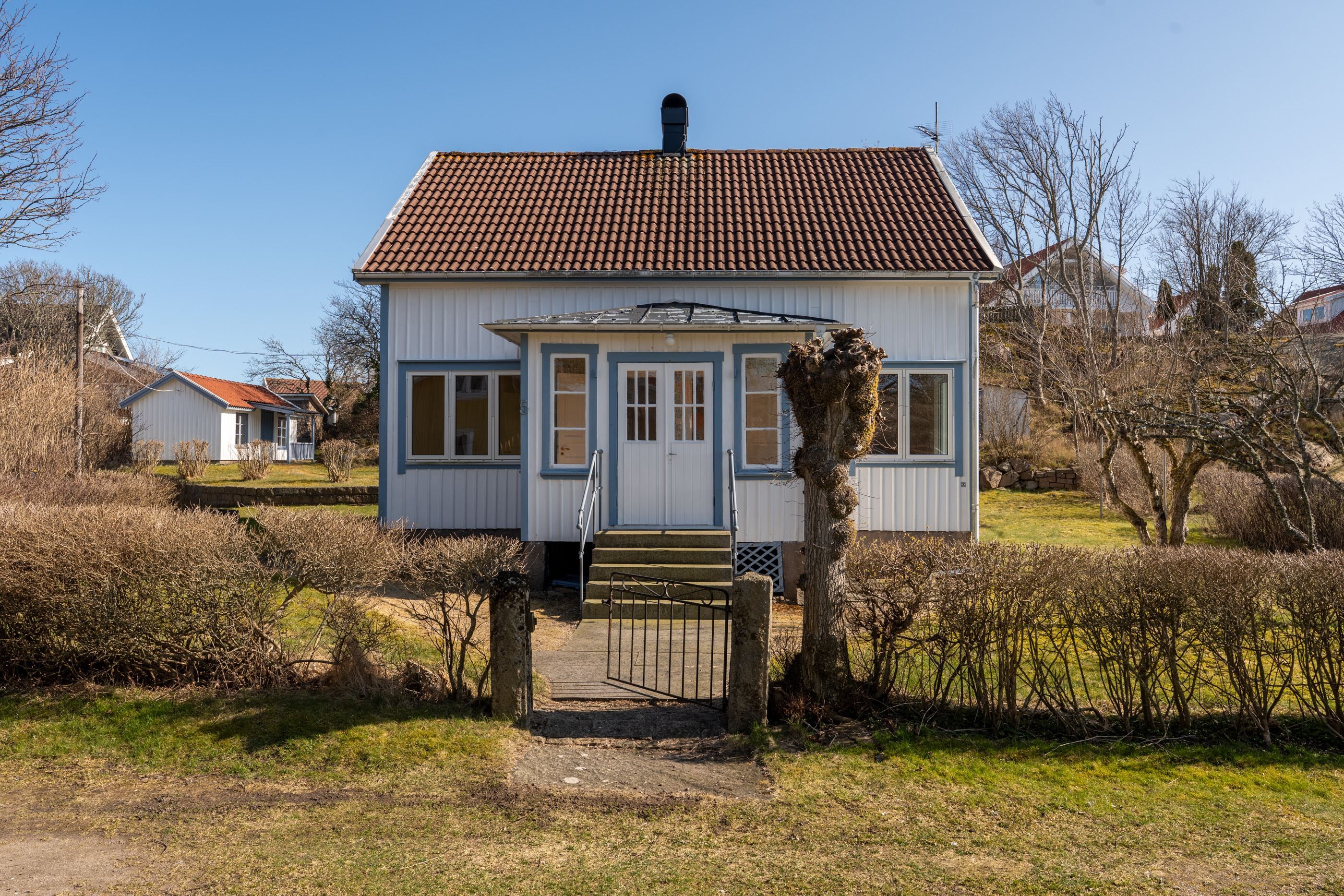 Detta är en fastighet med lummig trädgård i skyddat läge