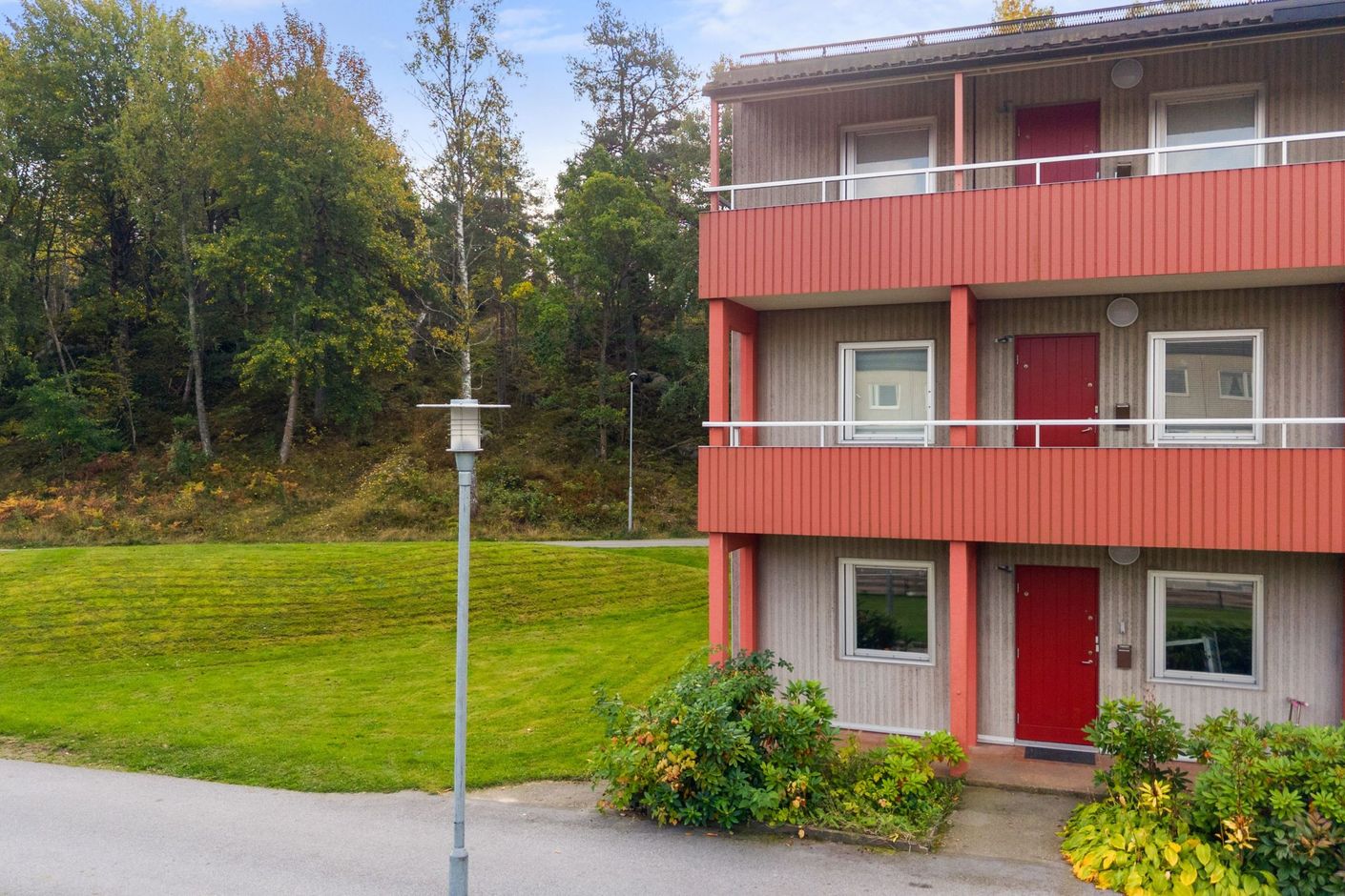 Fasad med balkonger