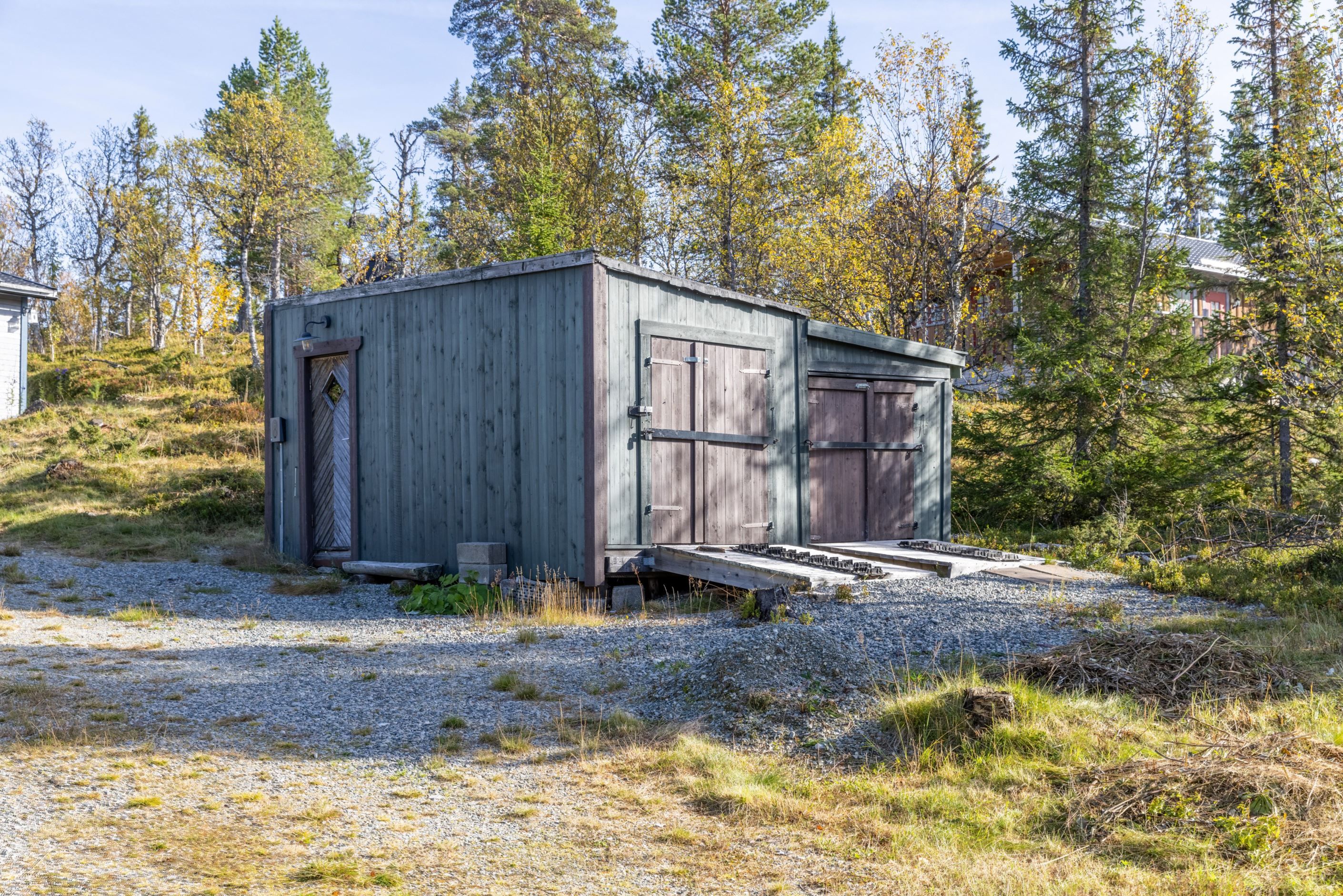 Skotergarage och förråd