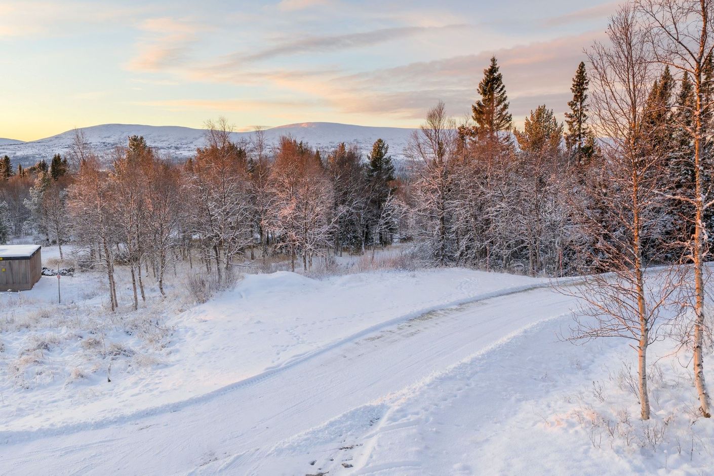 Fantastiska skidspår intill husknuten