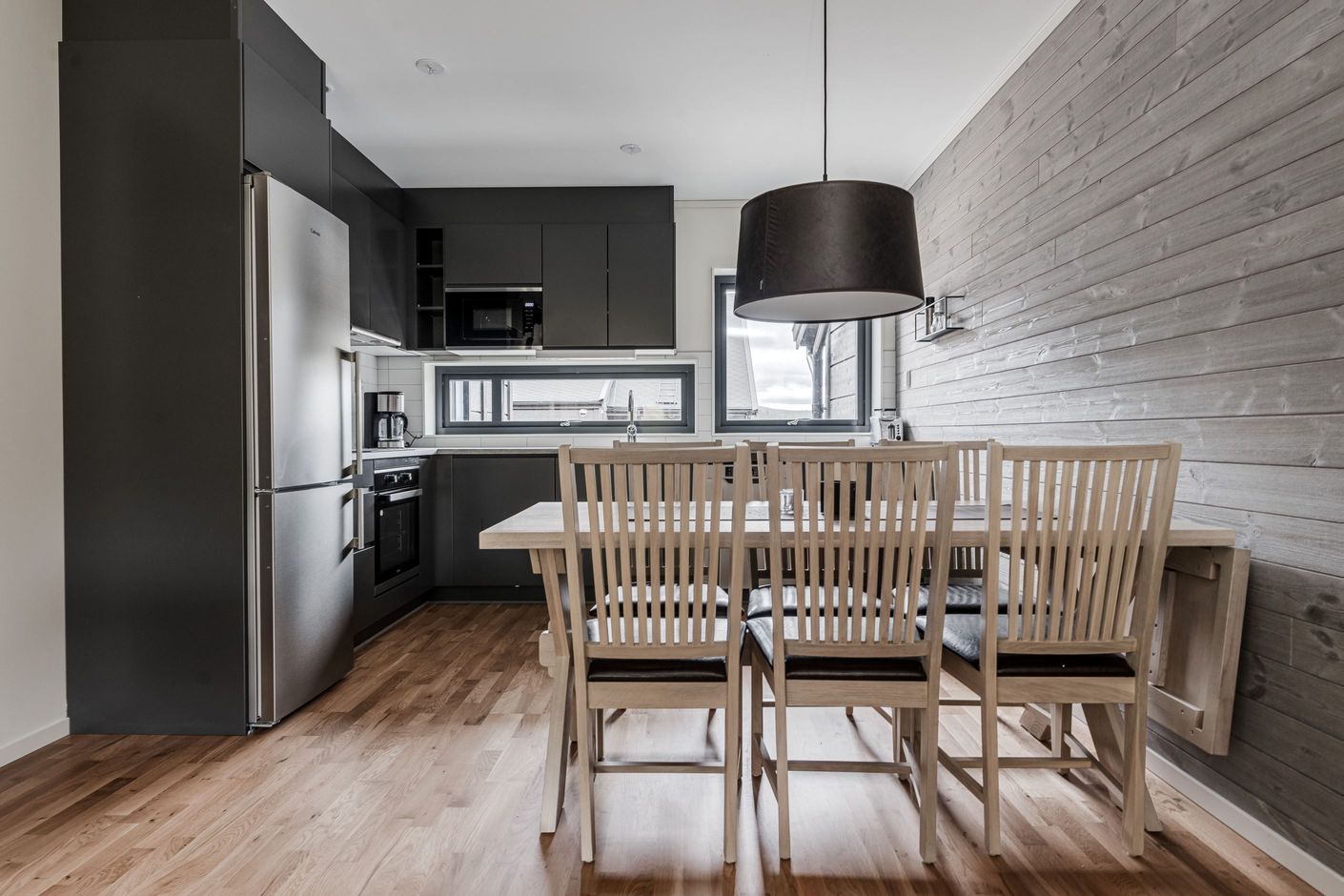 Bilderna i annonsen är från en lägenhet av samma typ fast i huset bredvid.