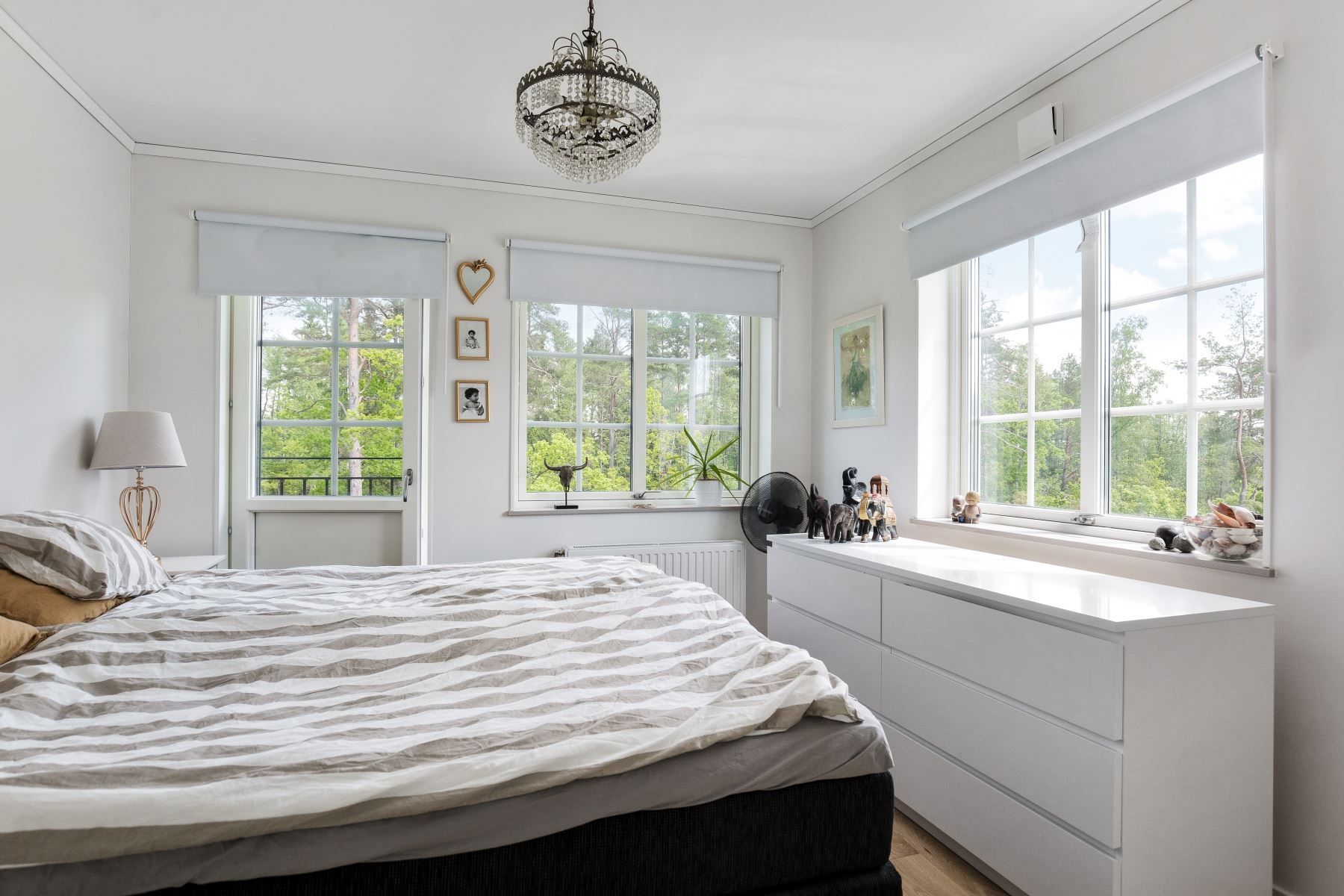 Sovrum 1 med fransk balkong och klädkammare