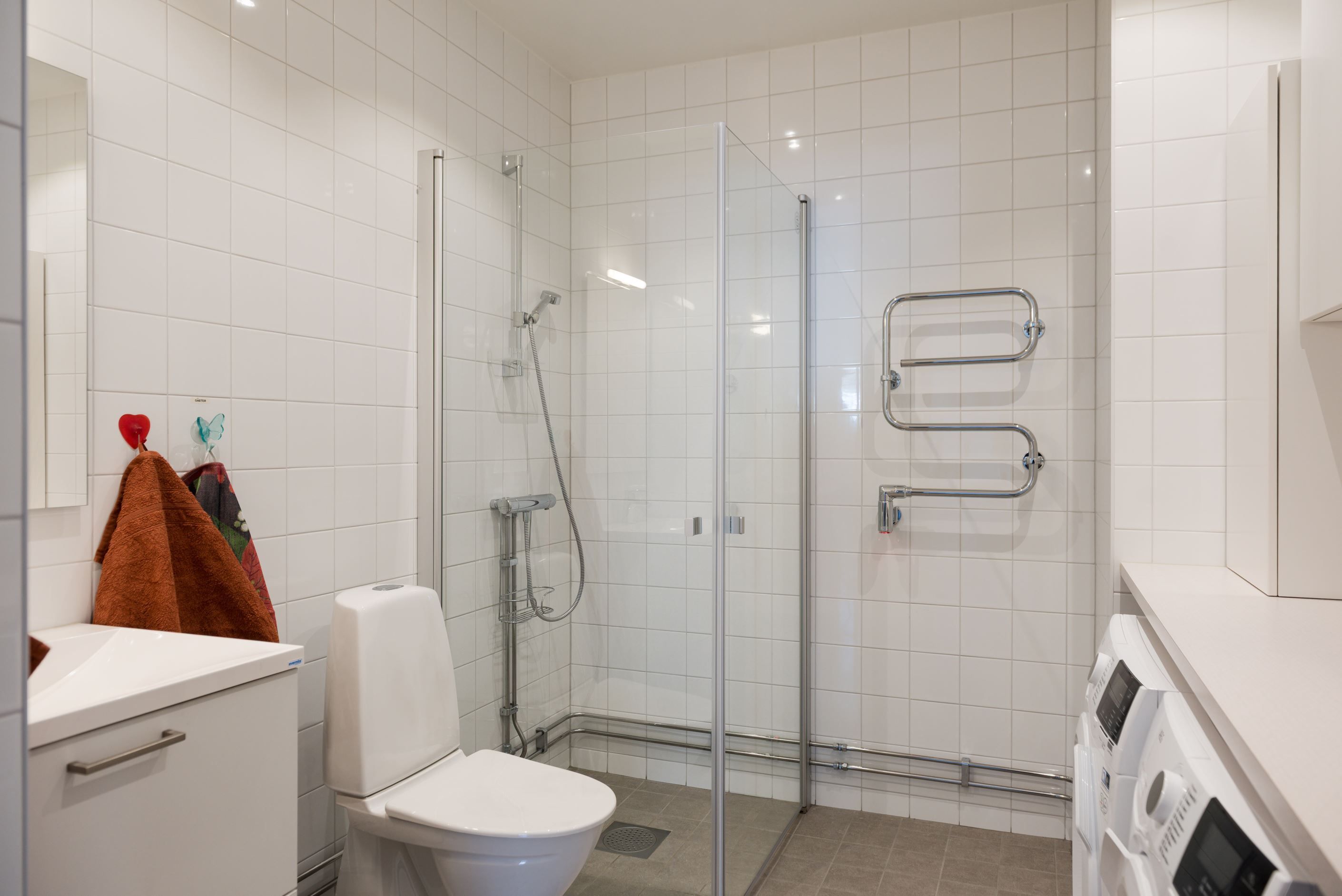 Badrum med tvättmaskin/torkumlare