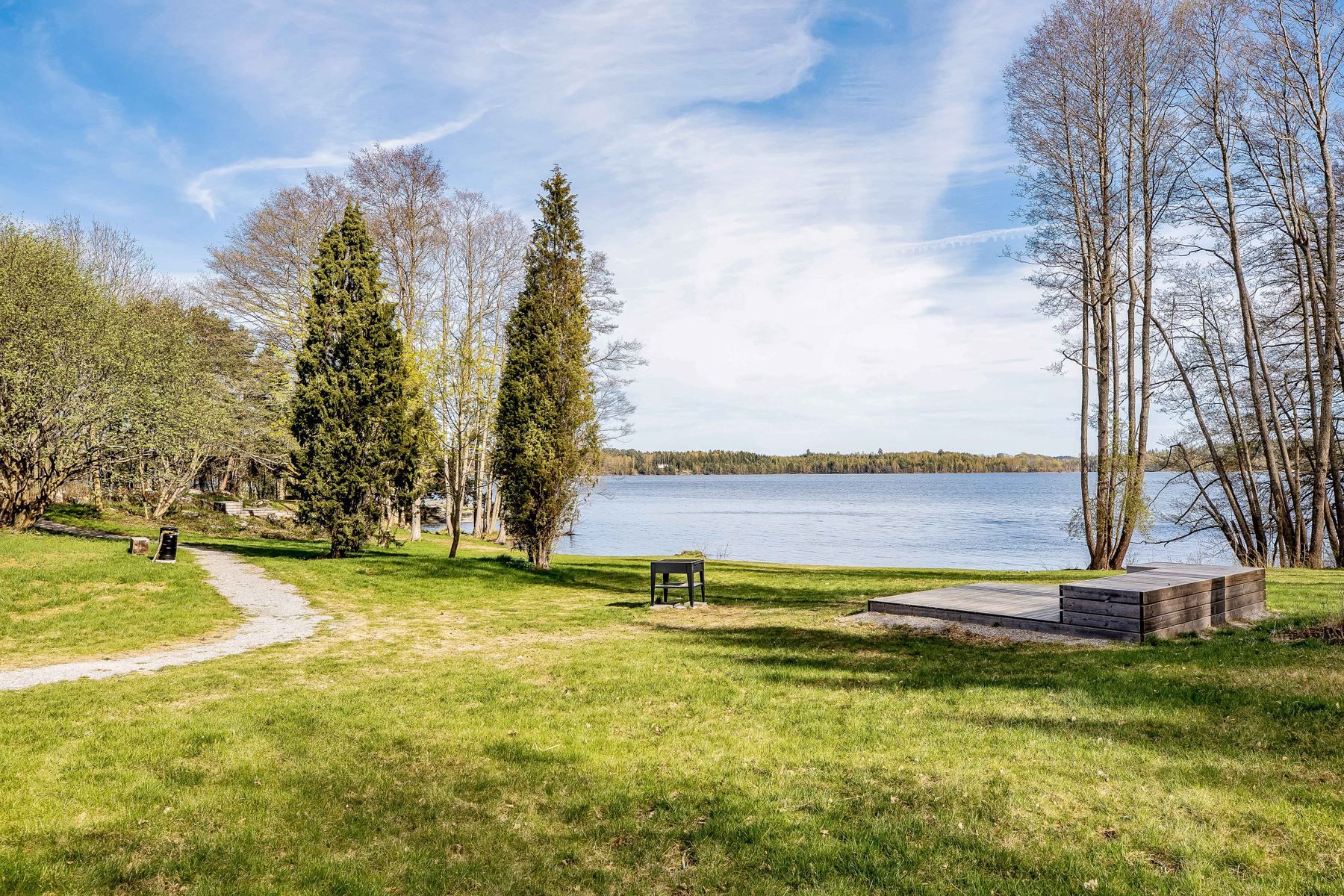 Grillplats och bänkar vid stranden