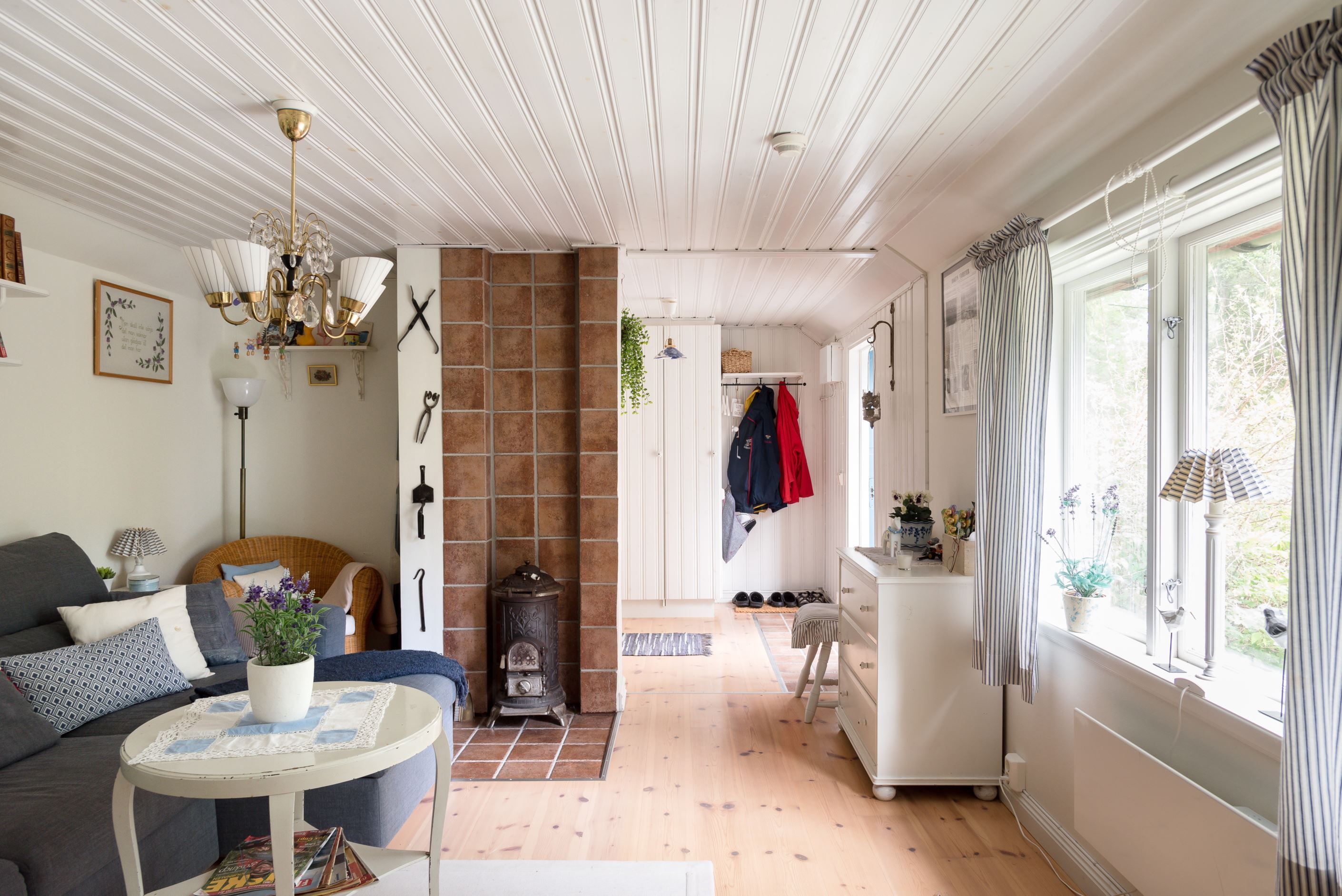 Vardagsrum i gästhus med kamin