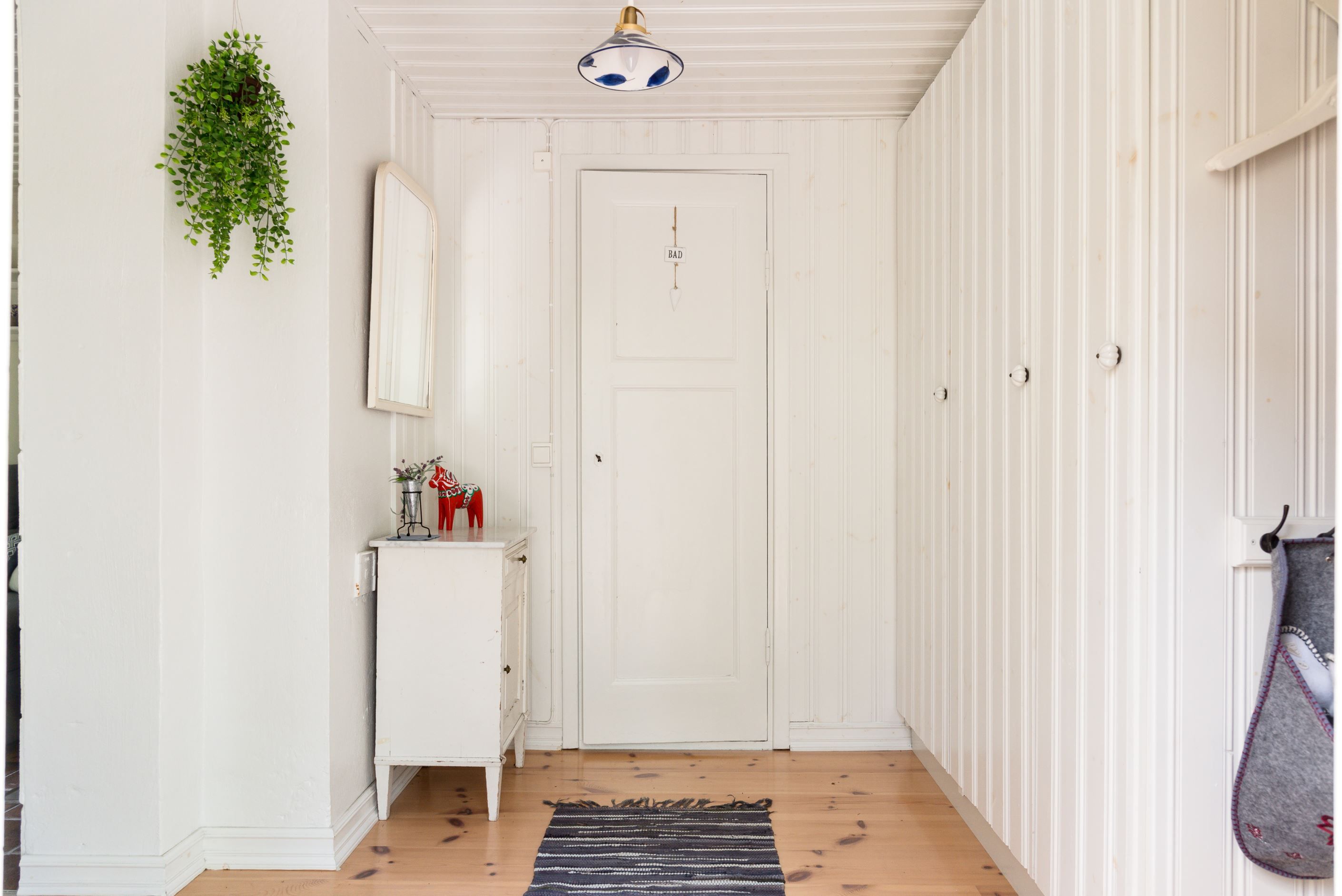 Hall gäststuga med garderober