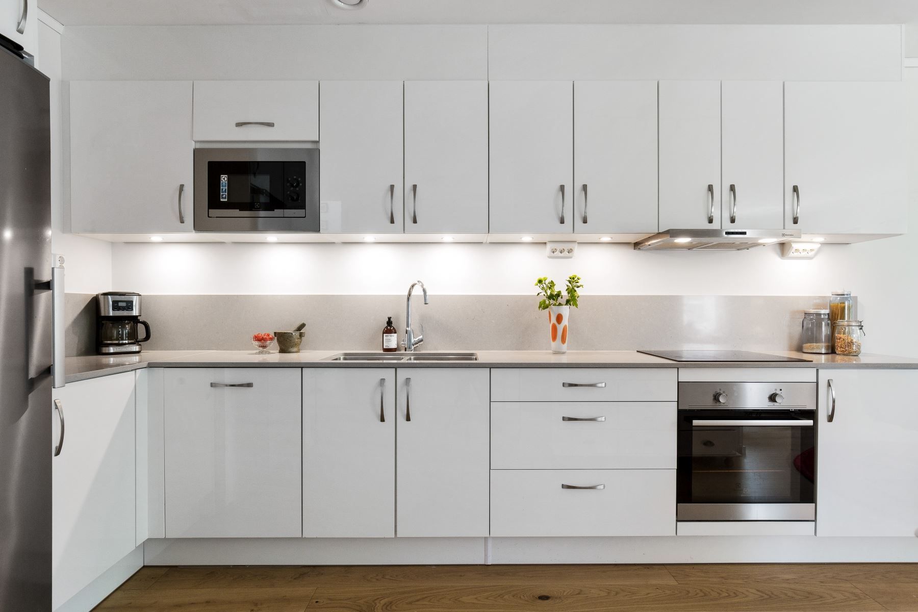 Köket med gott om förvaring