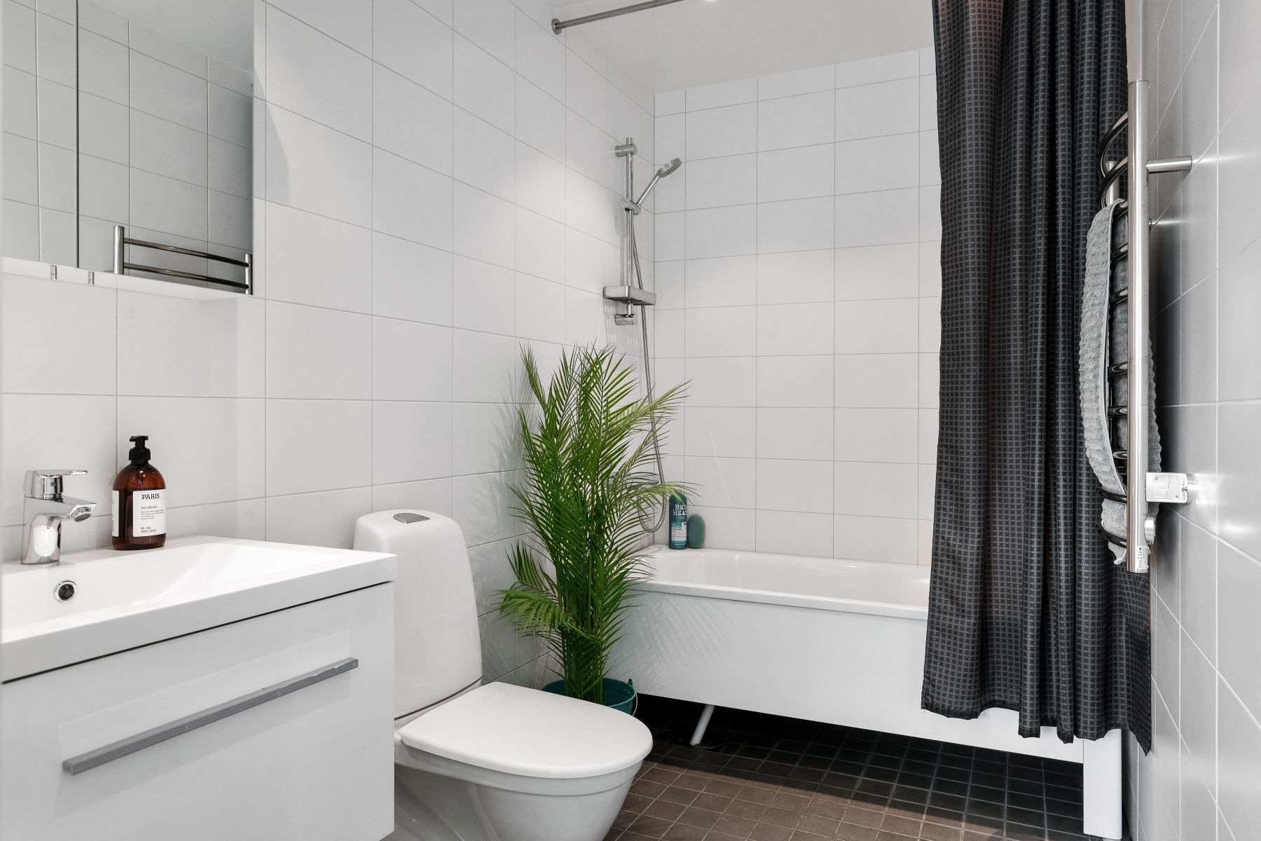 Badrum övre plan med badkar