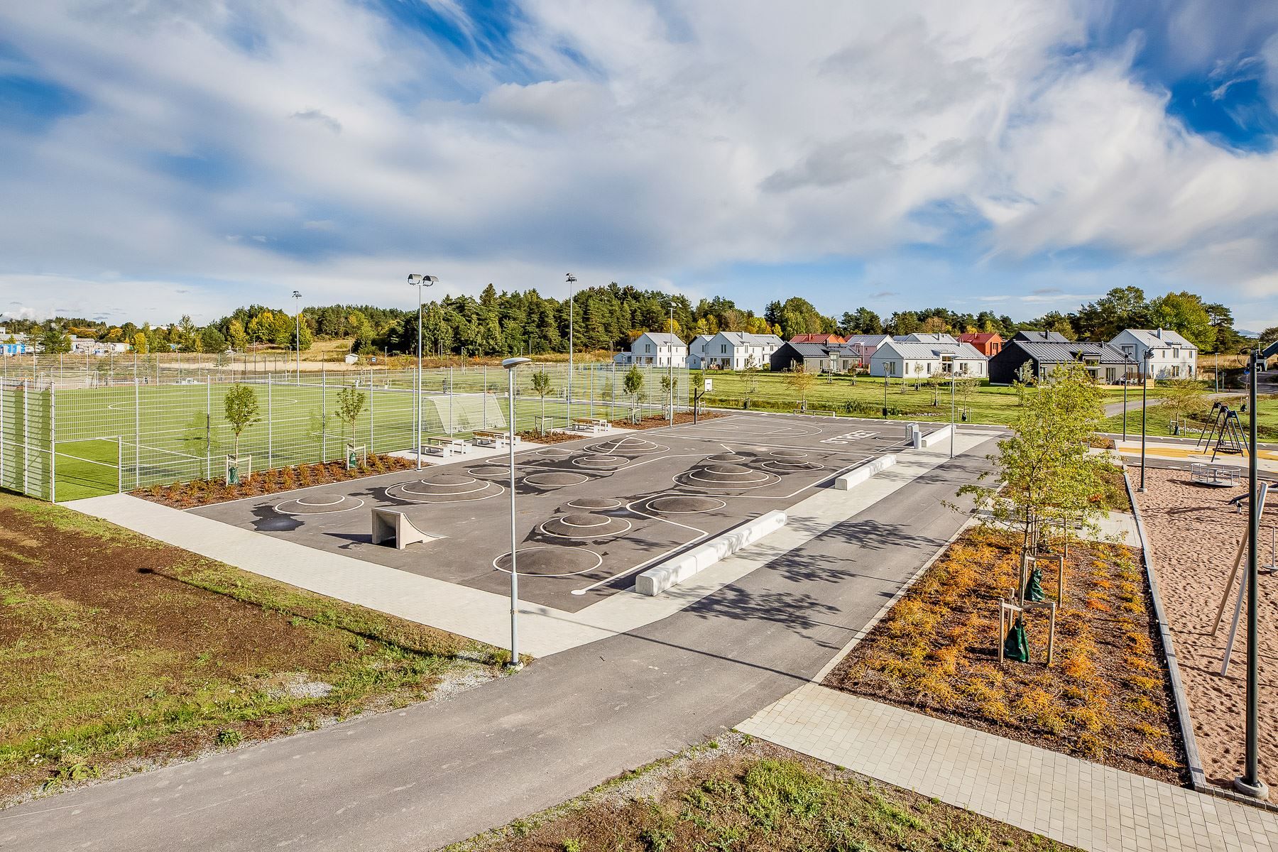 Lekplats och fotbollsplan