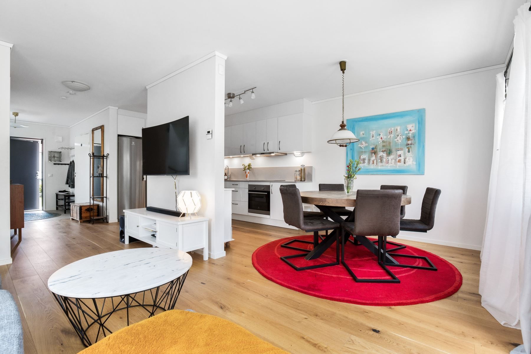 Öppen planlösning mellan vardagsrum och kök