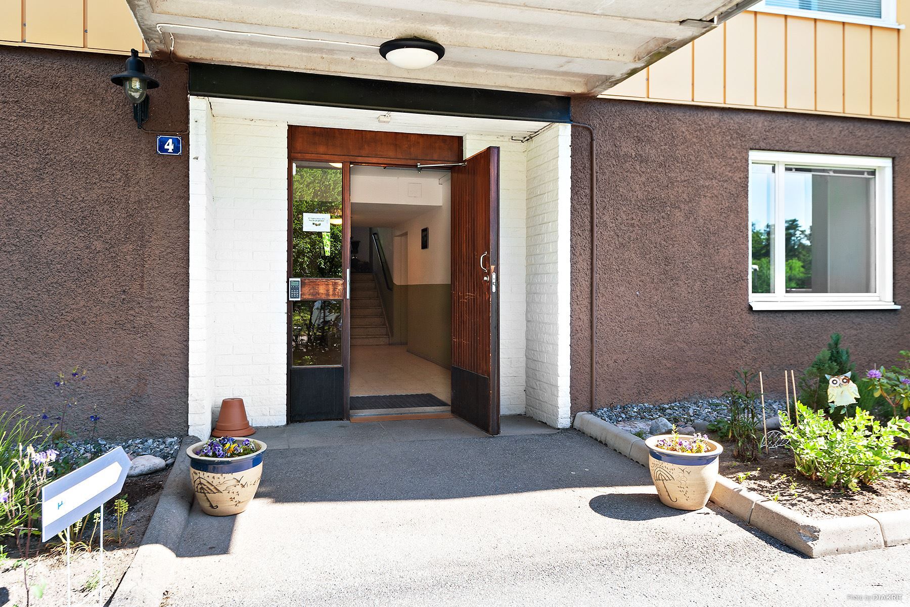 Prydlig entré - inga trappor in i lägenheten