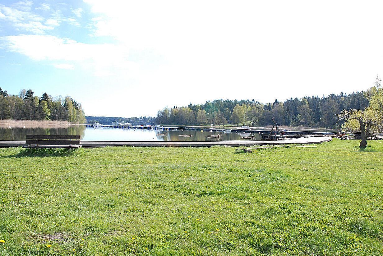 Gemensamhetsytor och brygga.