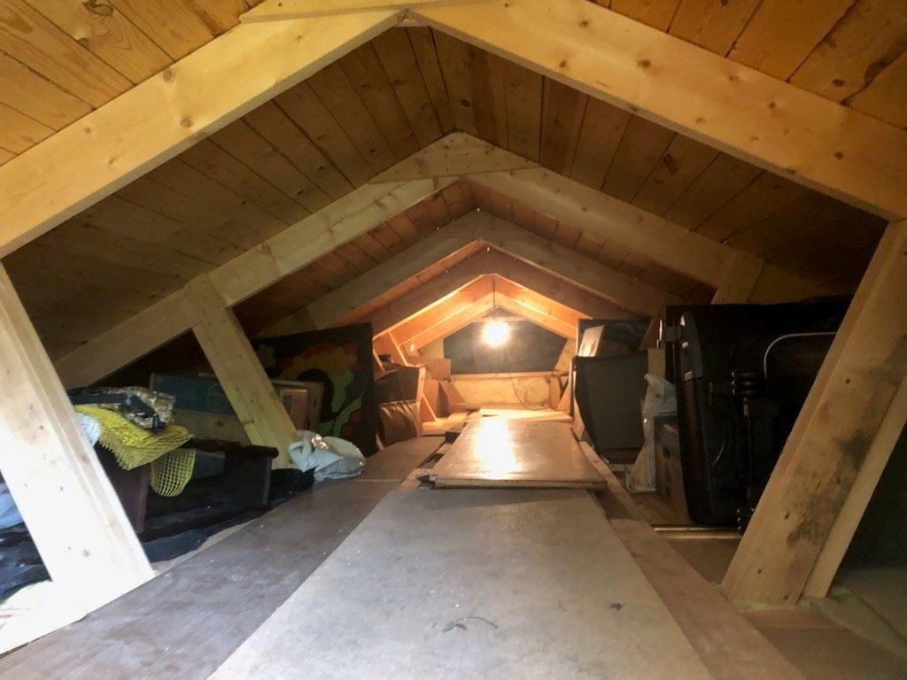 Gott om förvaringsutrymme på vinden i garaget.