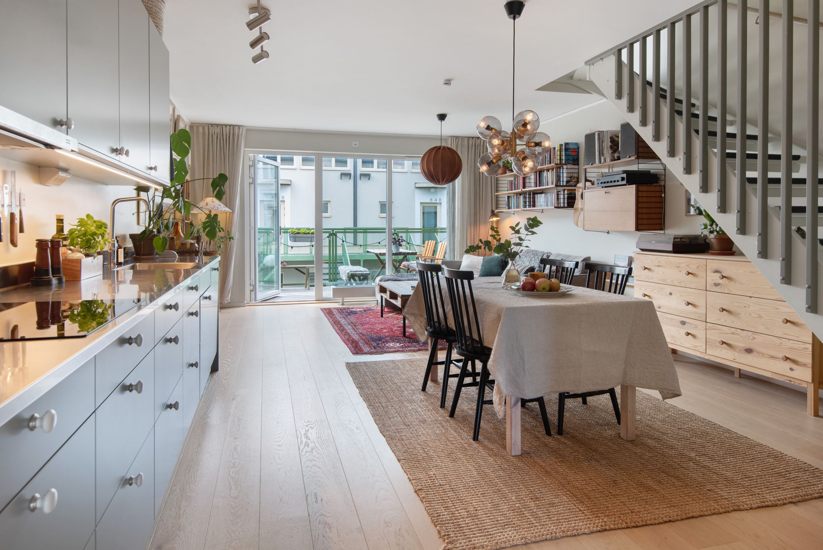 Vackra materialval, bra planlösning och uteplatser i två väderstreck.