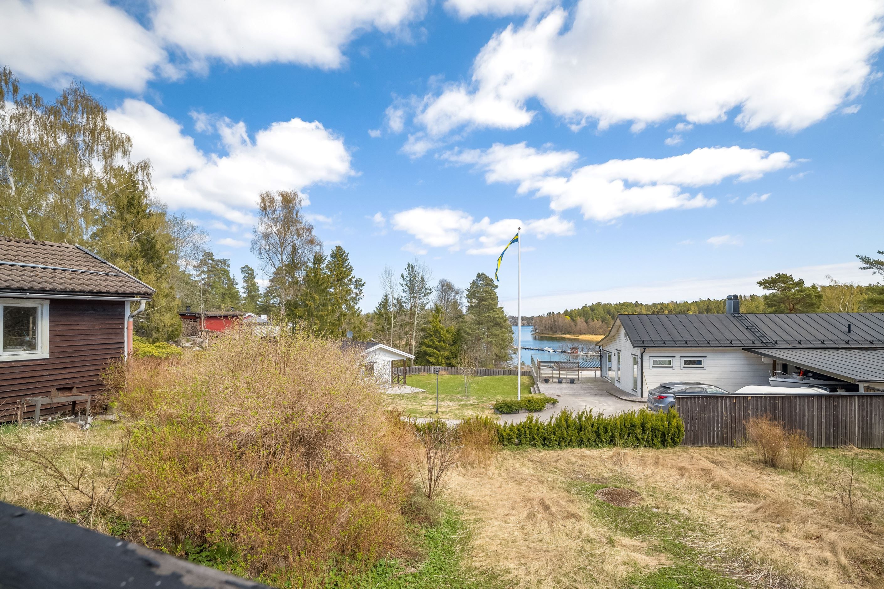 Utsikt från ett sovrum samt balkongen