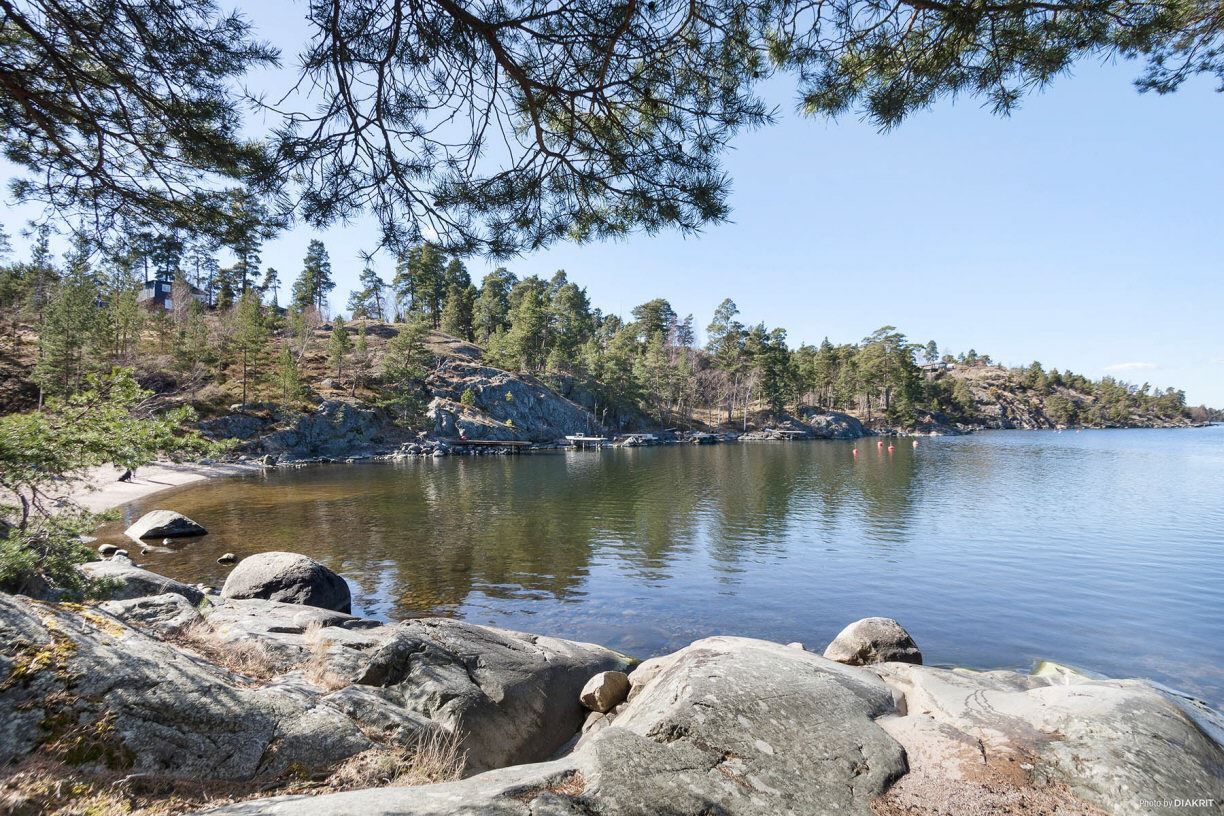 Vy över vik med badstrand