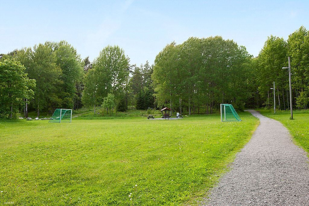 Fotbollsplan och motionsspår vid Ekedal