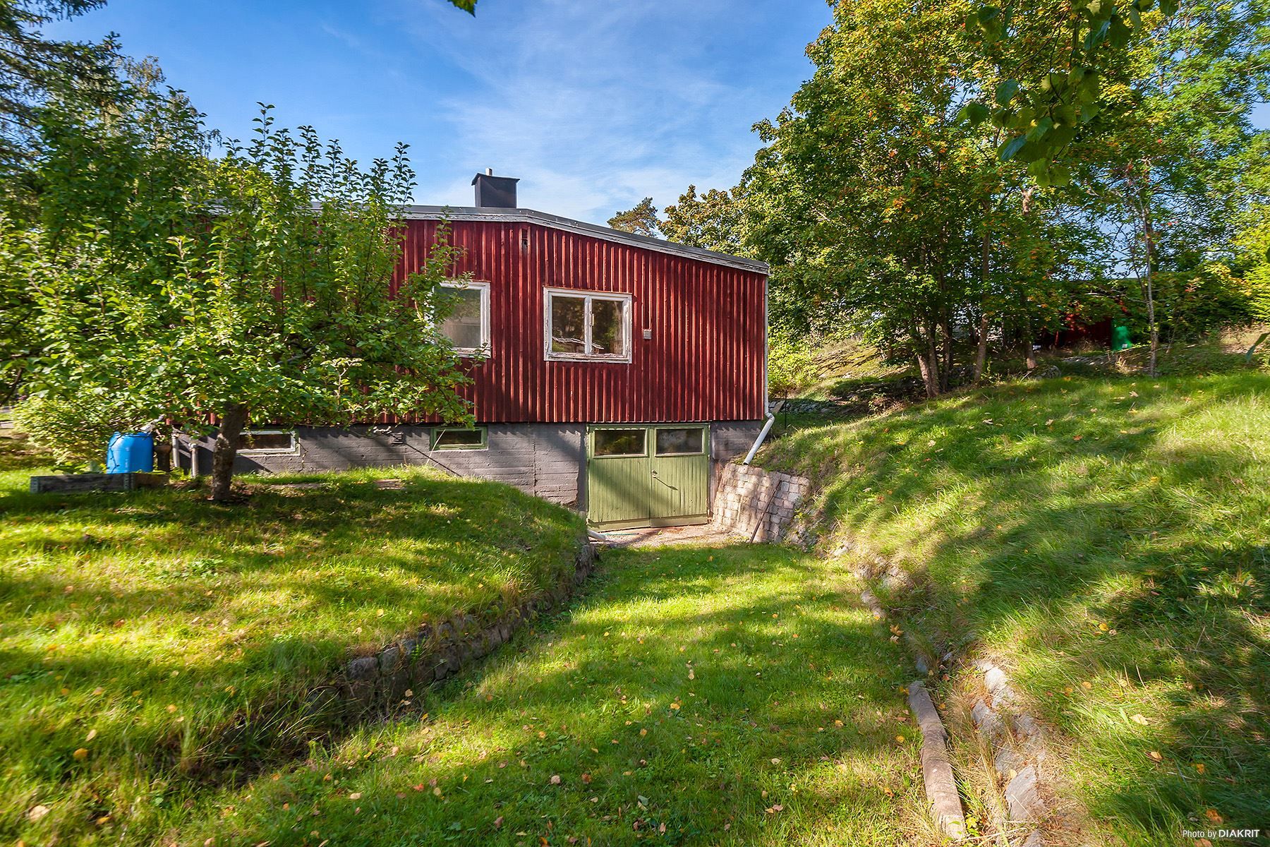 En av få hus i området som har garageöppning och stor verkstadsdel