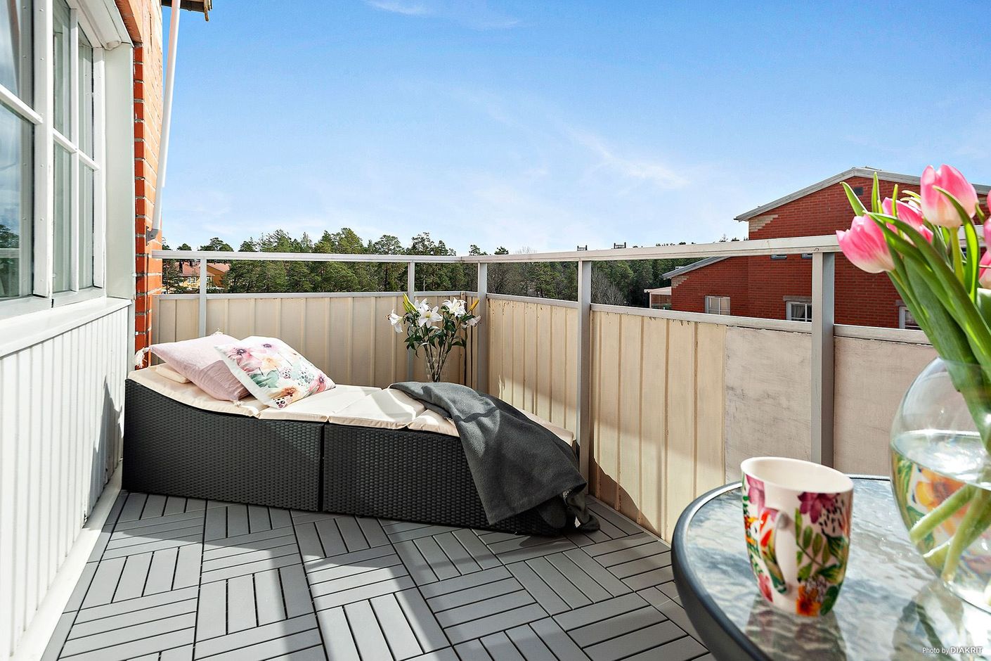 Plats för både solstolar och cafébord på balkongen