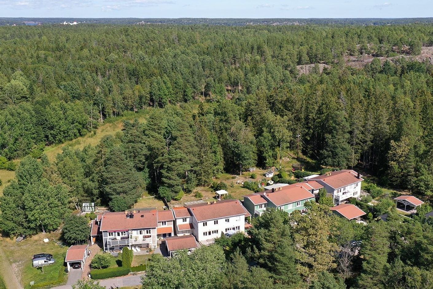 Fint naturnära läge mot skogen