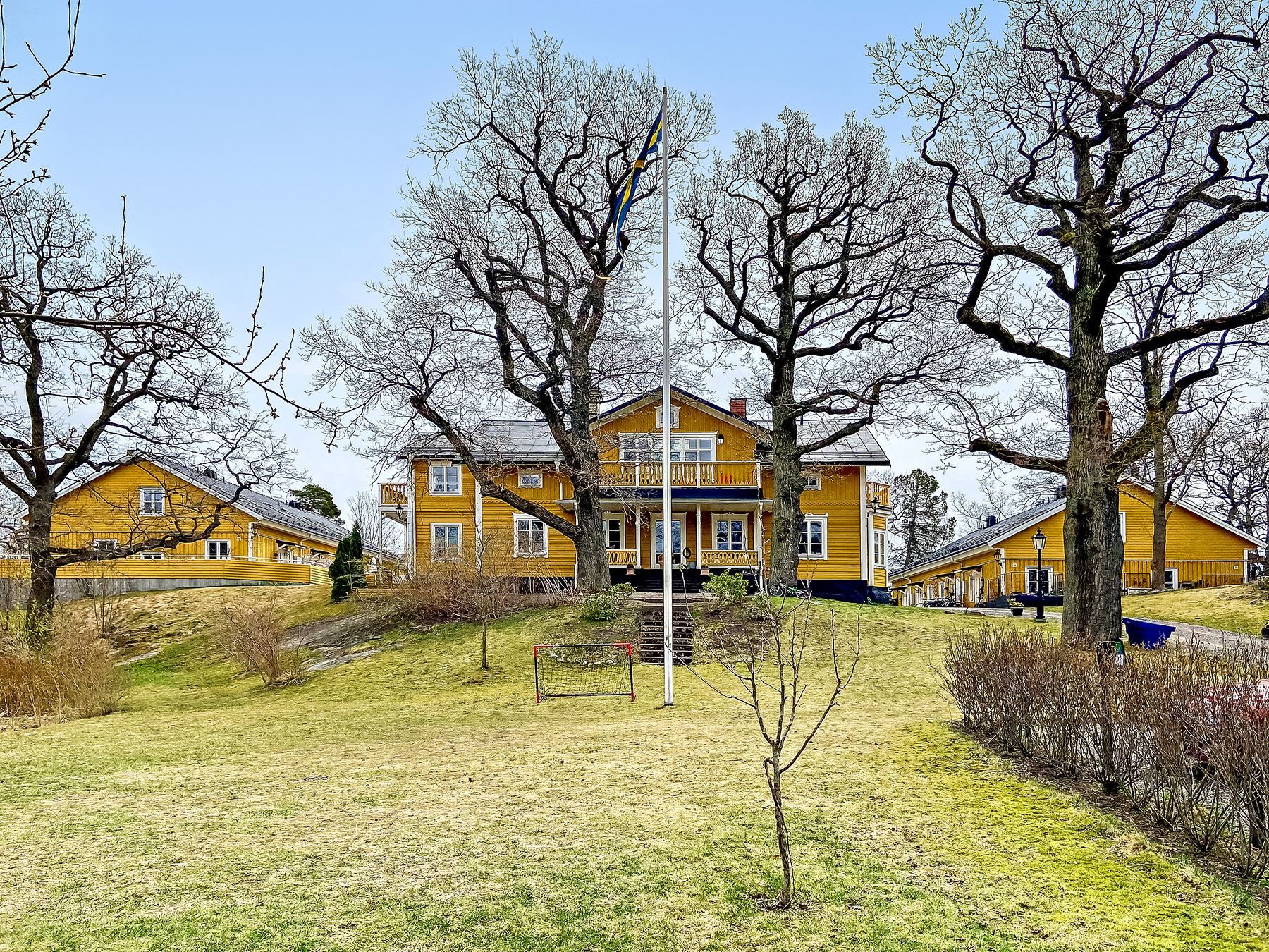 Tidig vår i parken utanför Läkarvillan