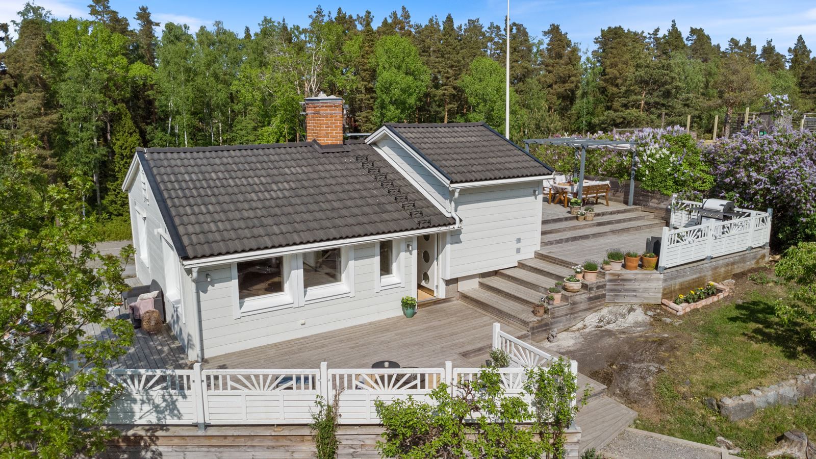 Vy över hus och altan.