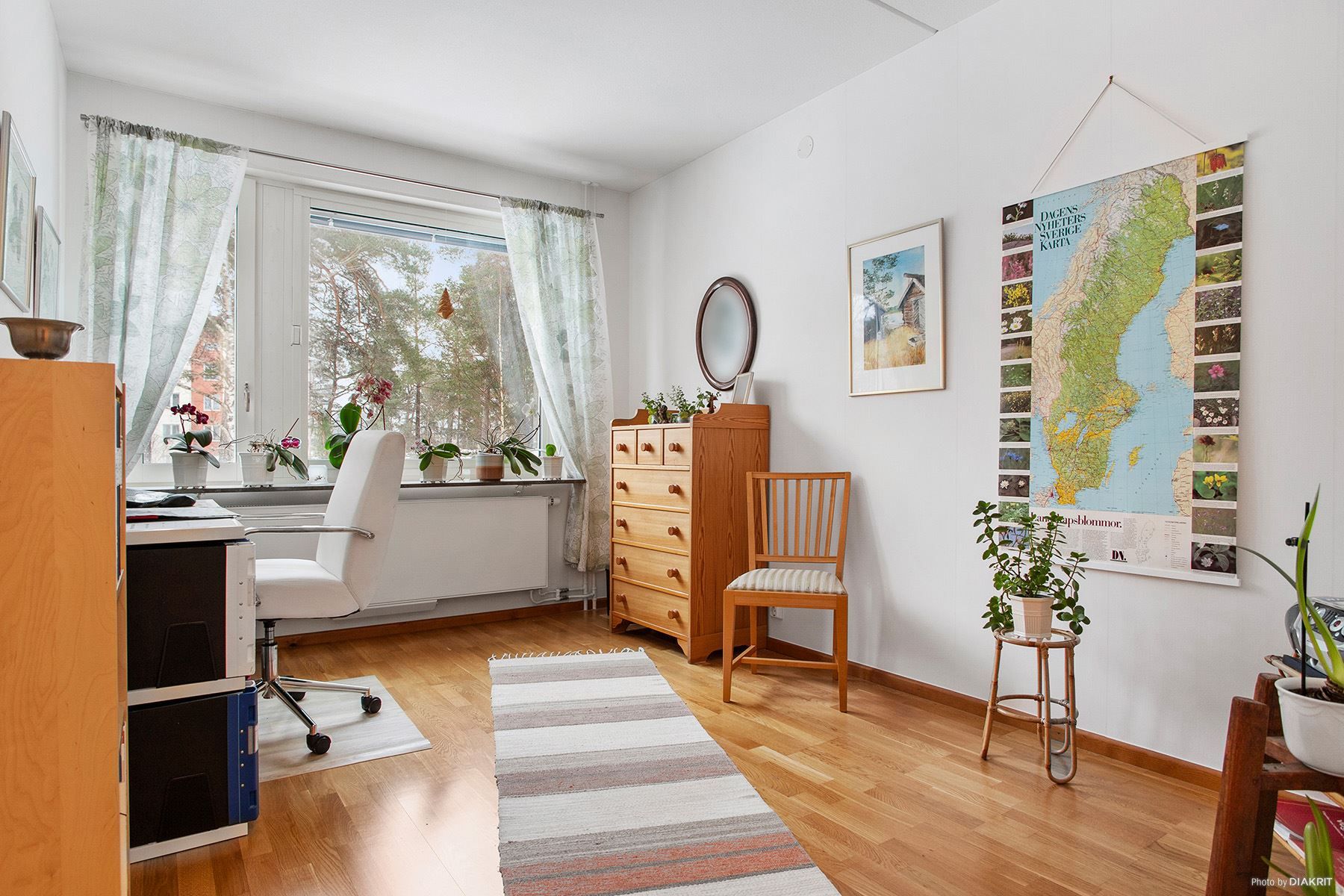 Sovrum arbetsrum med dubbelgarderob