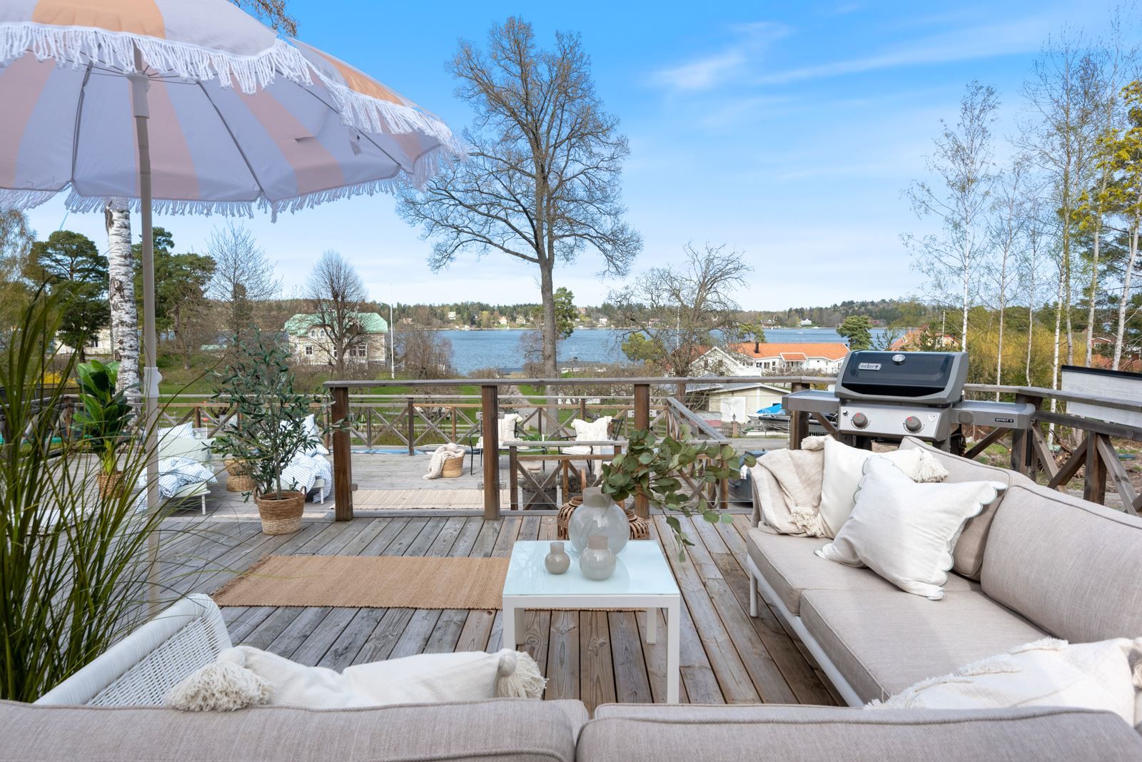 Övredäcketaget med stor loungegrupp