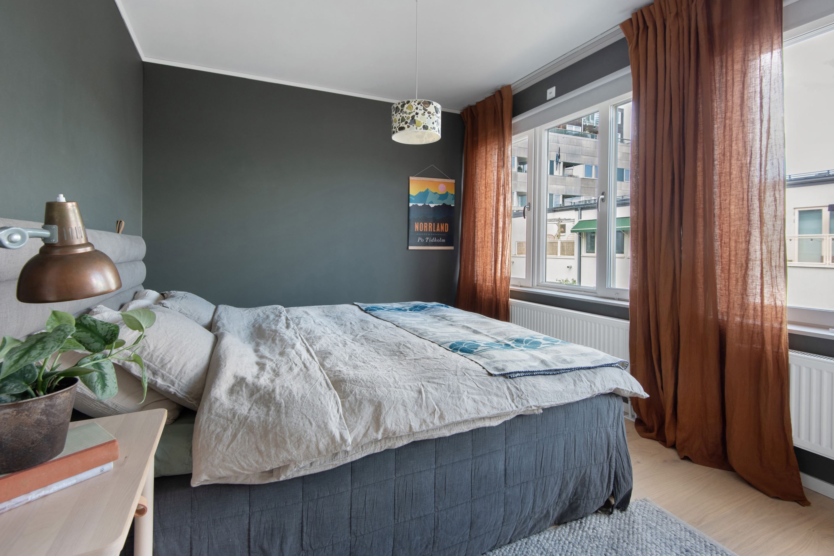 Stort sovrum med helt fönsterparti samt hel garderobsvägg.