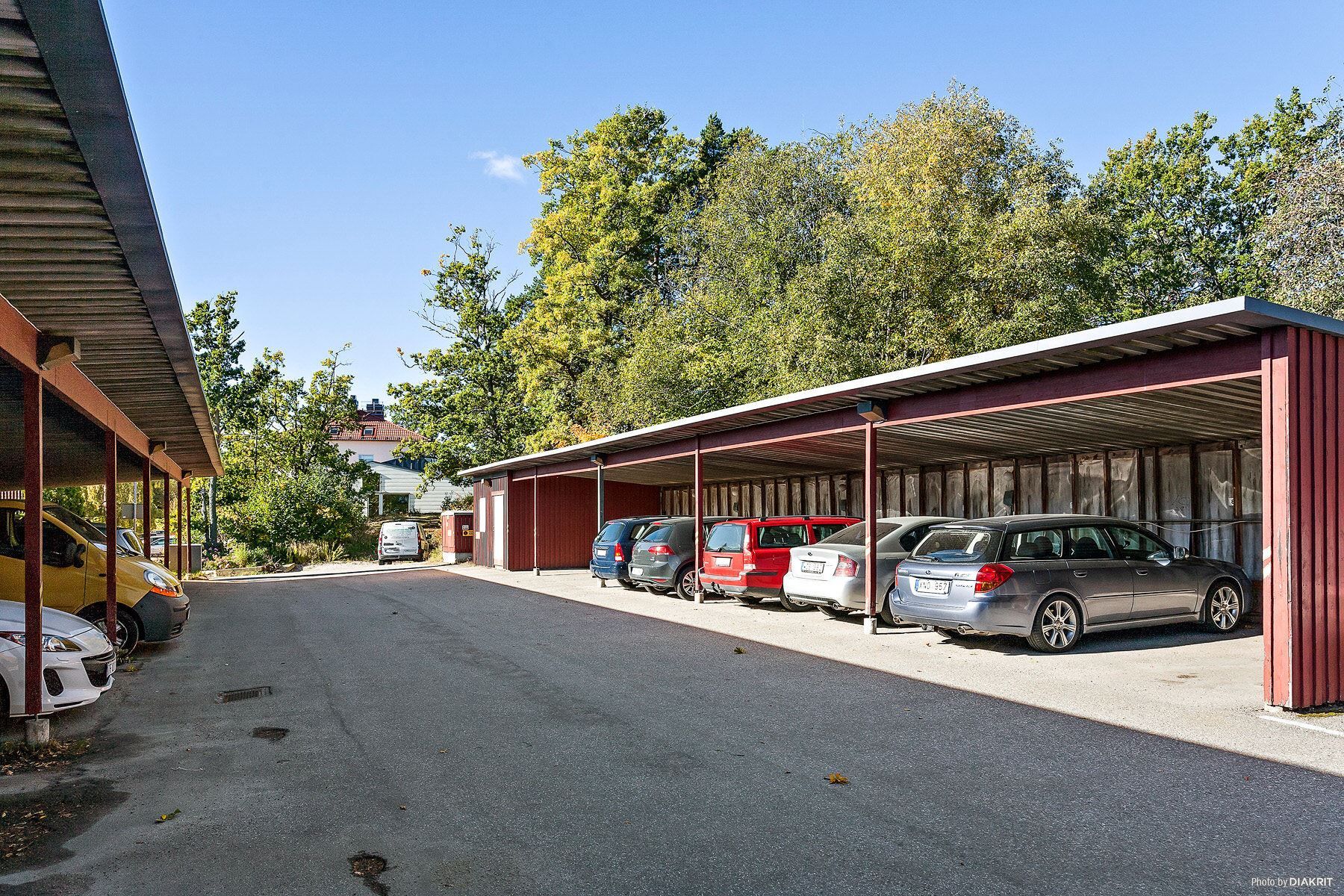 Parkeringsplats i carport ingår