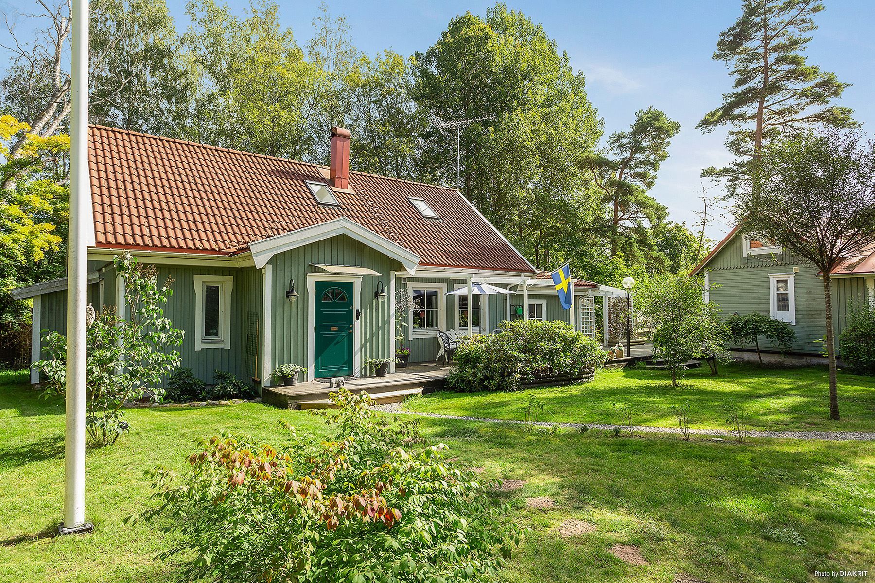 Huvudbyggnad och gästhus