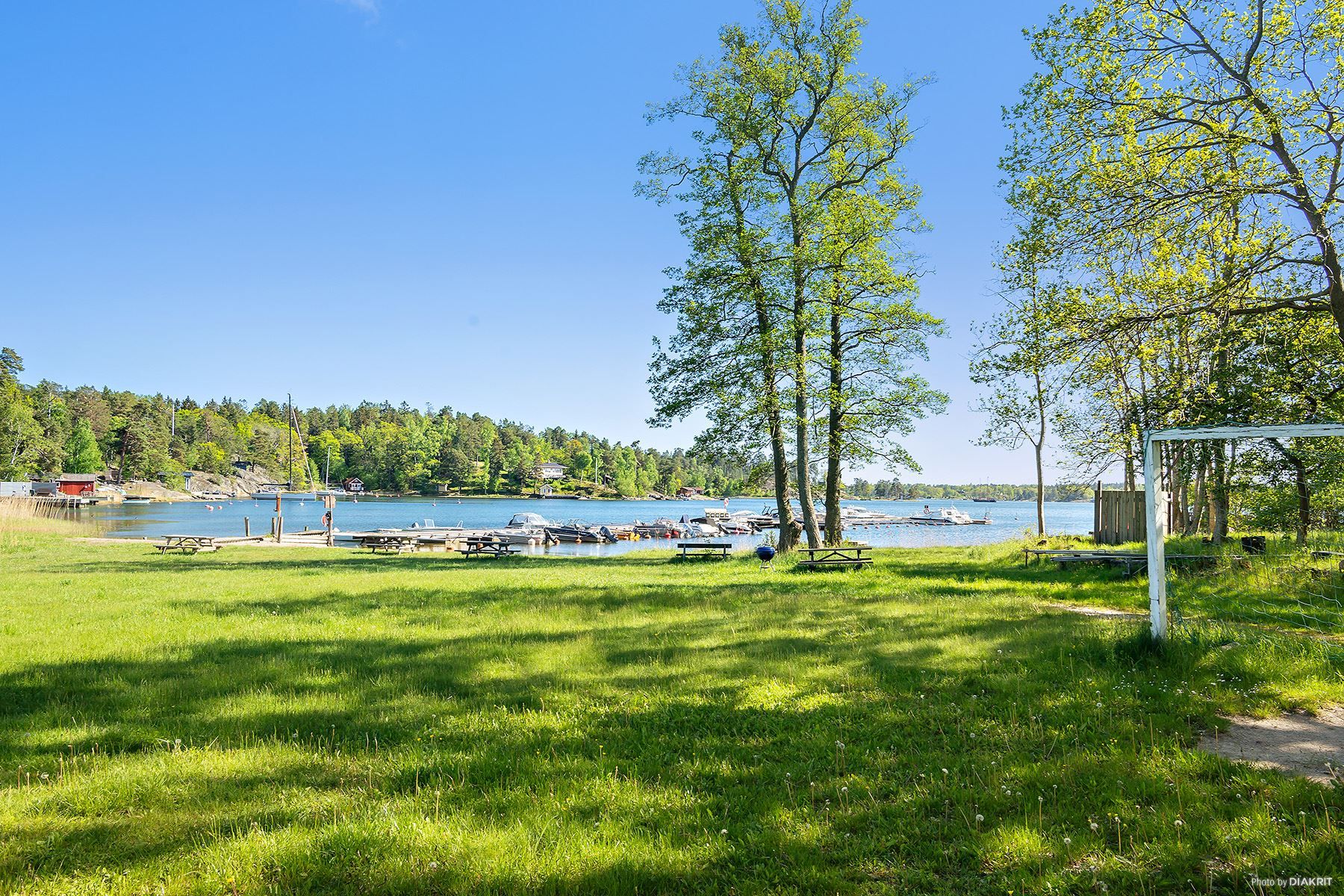 Fina Ladviken ligger några minuters promenad från fastigheten