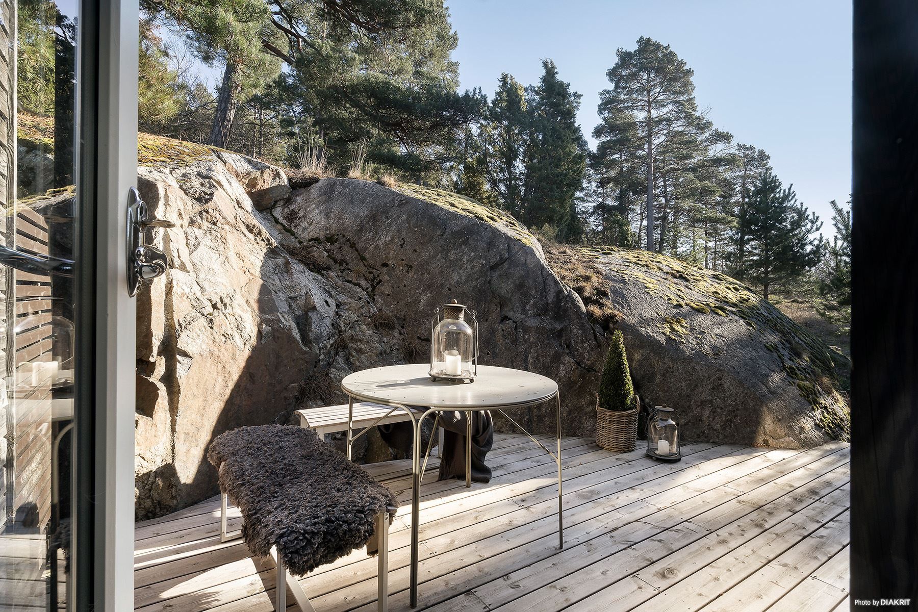 Det finns flera uteplatser mot naturen