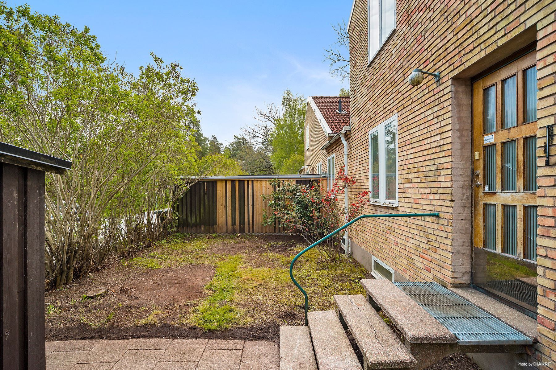 Framsida med plats för odling, uteplats etc.